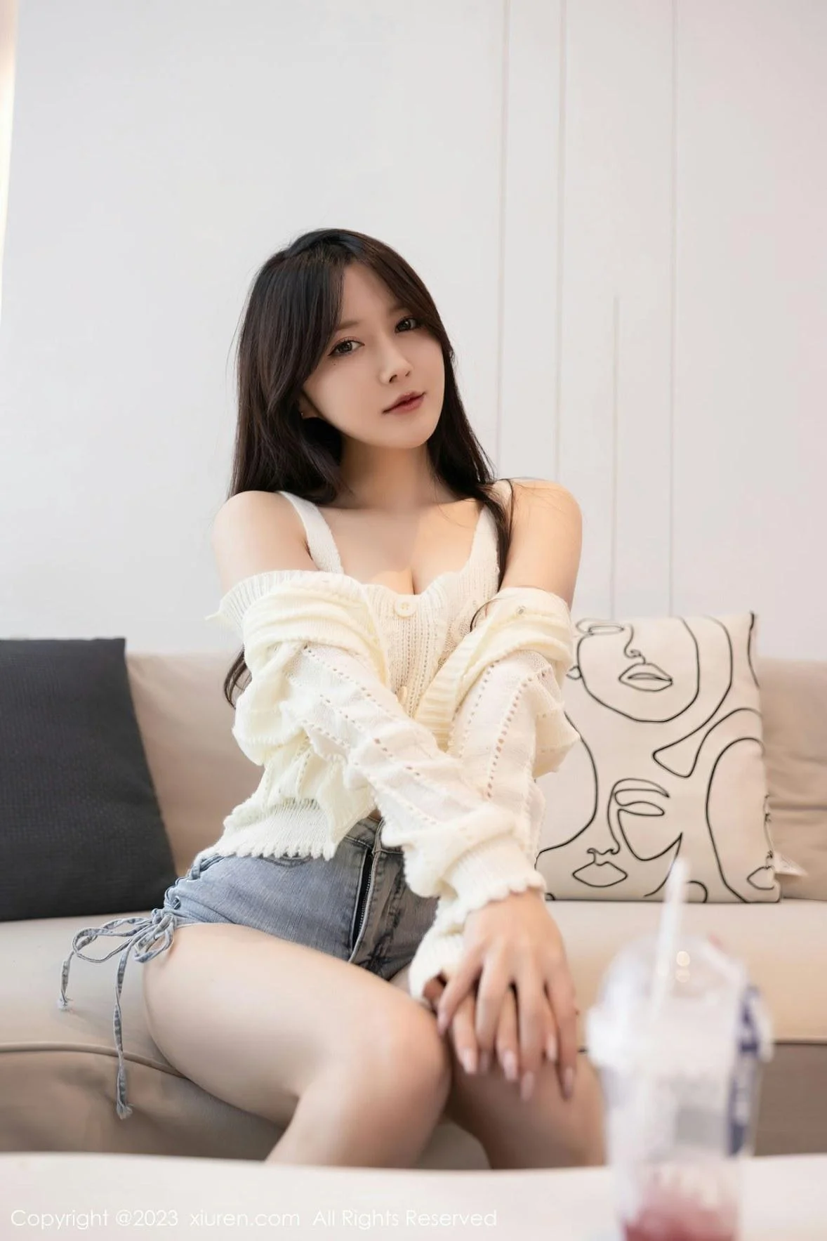 鱼子酱Fish白上衣配性感牛仔短裤半脱秀完美身材绝美写真 第 3 张