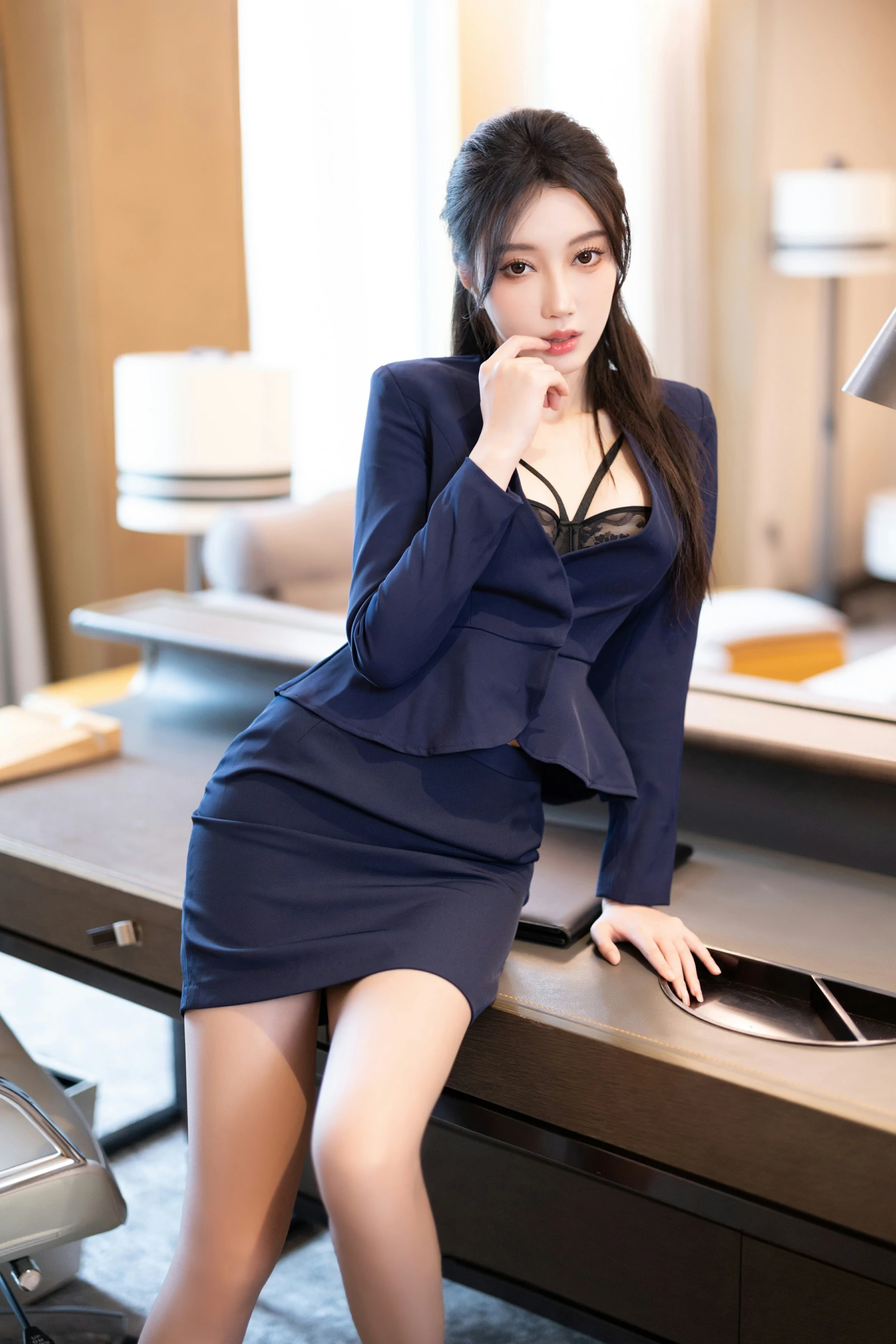 [秀人付费] 玥儿玥er 诱人私拍福利 OL装秘书 第 12 张