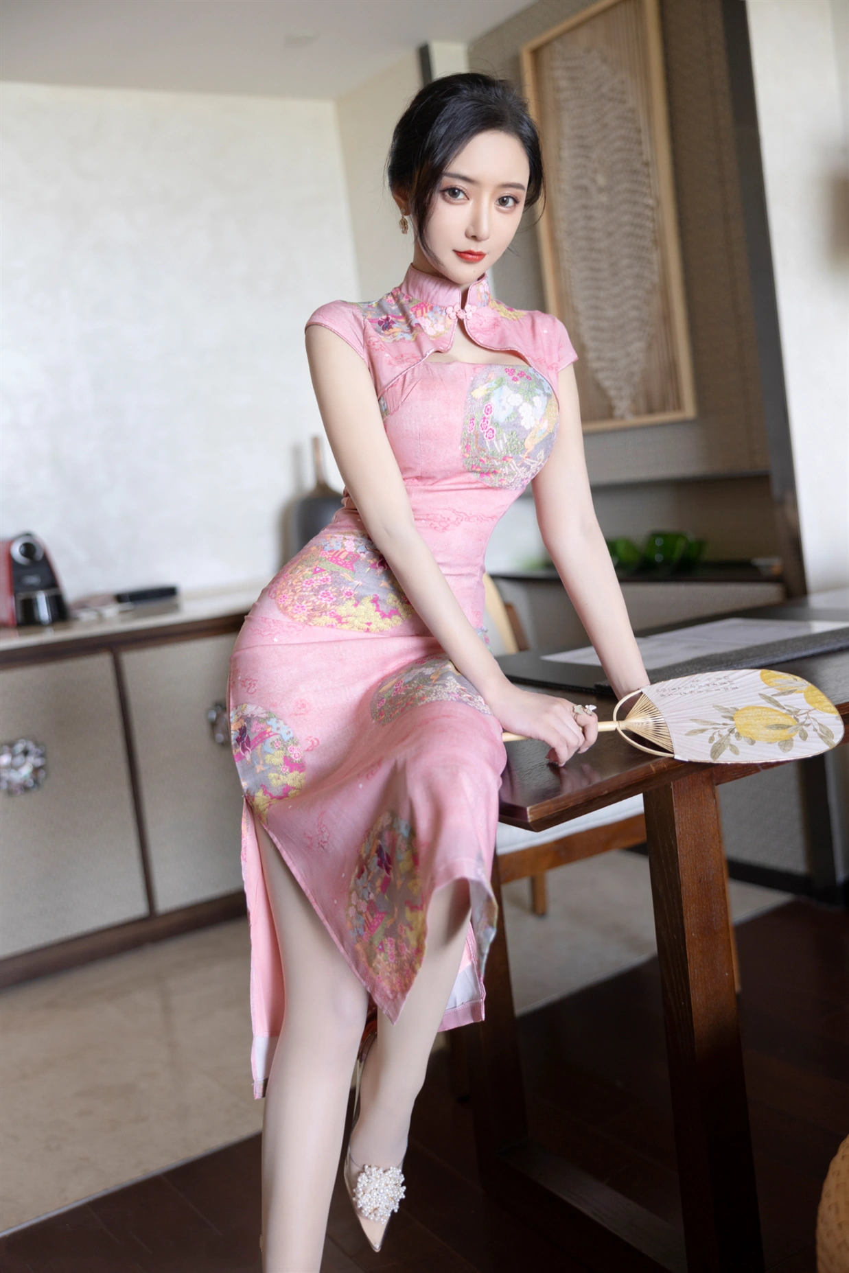 [秀人付费] 王馨瑶yanni 诱人私拍福利 粉色旗袍 第 14 张