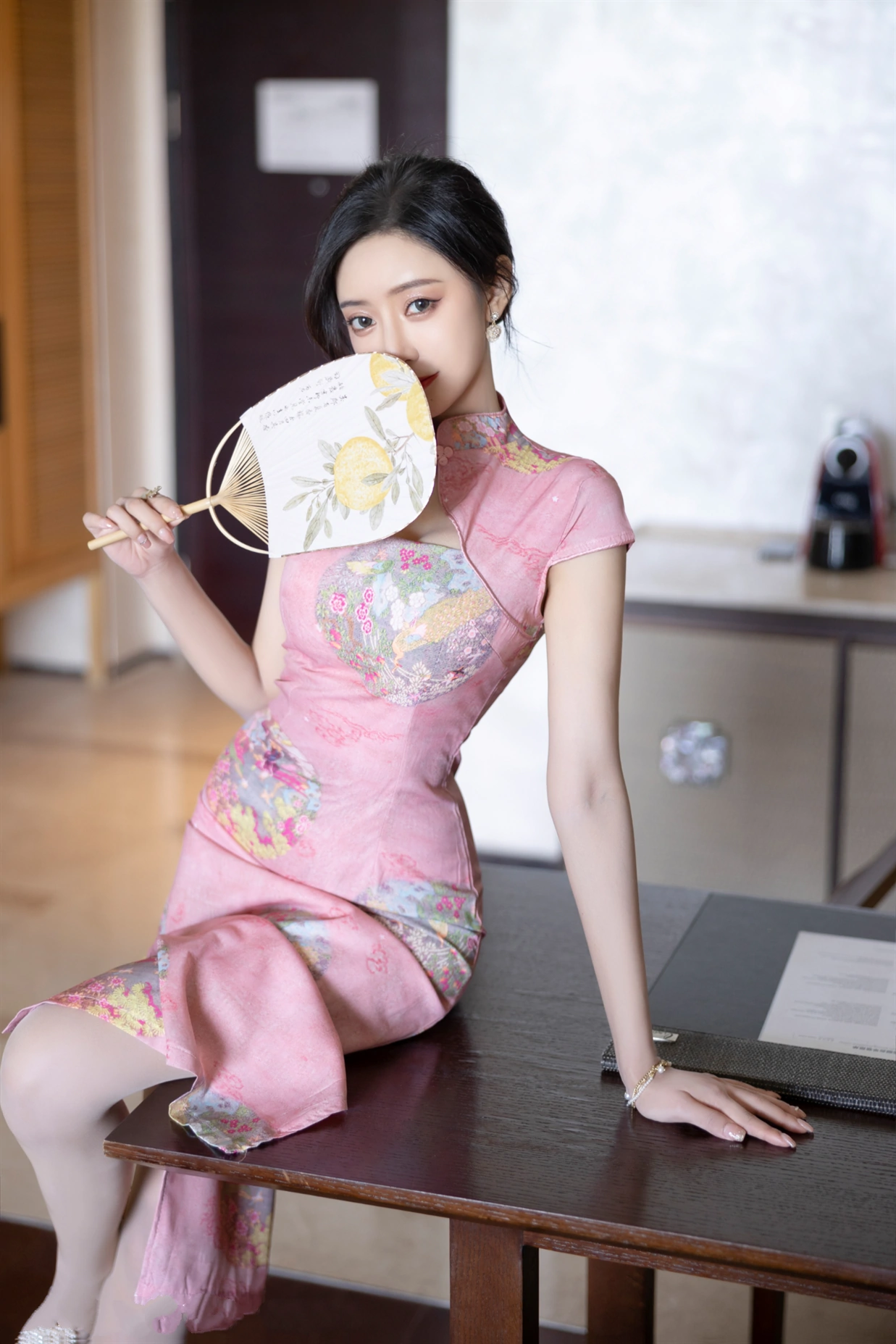 [秀人付费] 王馨瑶yanni 诱人私拍福利 粉色旗袍 第 17 张