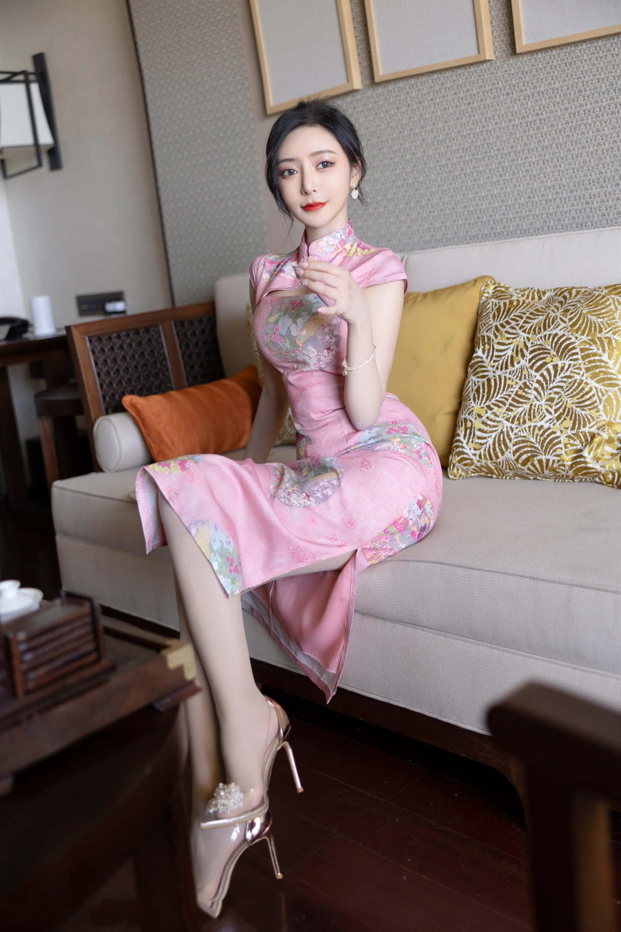 [秀人付费] 王馨瑶yanni 诱人私拍福利 粉色旗袍 第 19 张