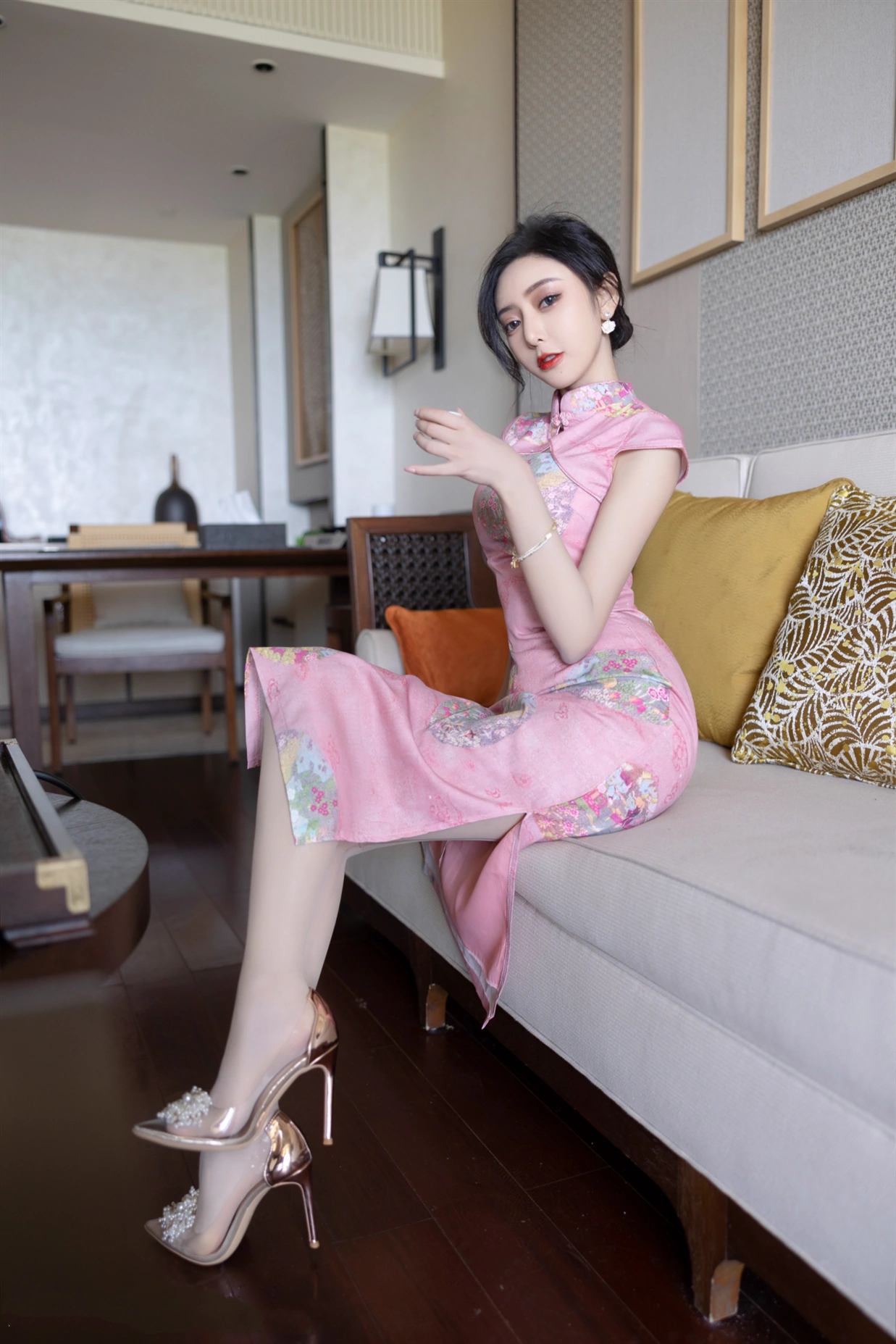 [秀人付费] 王馨瑶yanni 诱人私拍福利 粉色旗袍 第 20 张