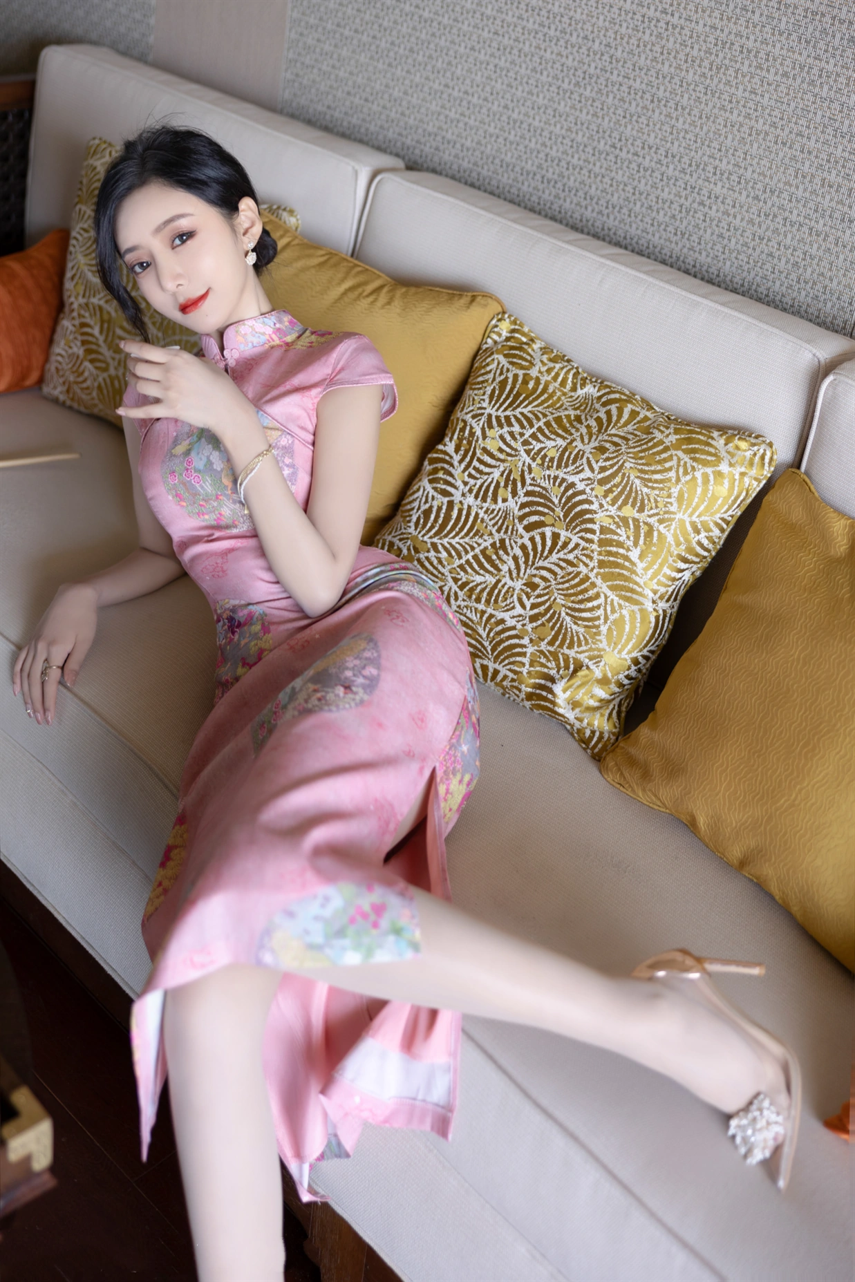 [秀人付费] 王馨瑶yanni 诱人私拍福利 粉色旗袍 第 24 张