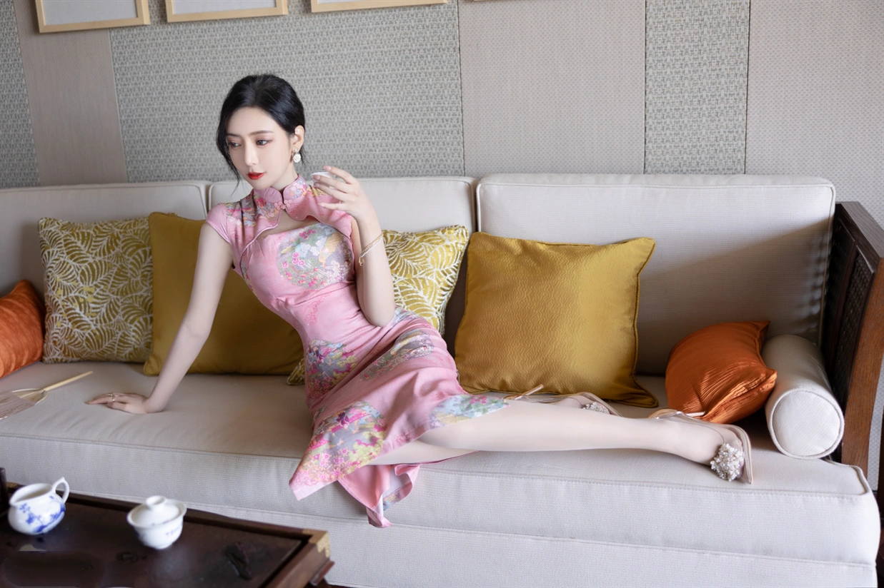 [秀人付费] 王馨瑶yanni 诱人私拍福利 粉色旗袍 第 25 张
