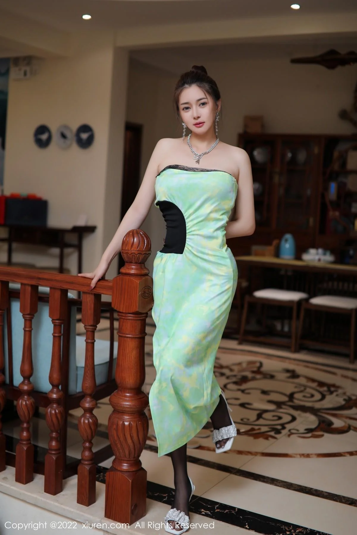 凯竹姐姐绿色长裙配黑丝裤袜+性感白T恤配格子裙迷人写真 第 17 张
