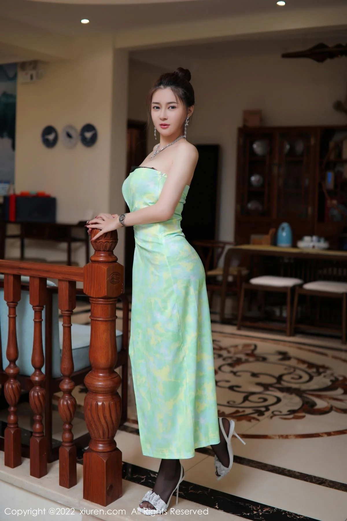 凯竹姐姐绿色长裙配黑丝裤袜+性感白T恤配格子裙迷人写真 第 2 张
