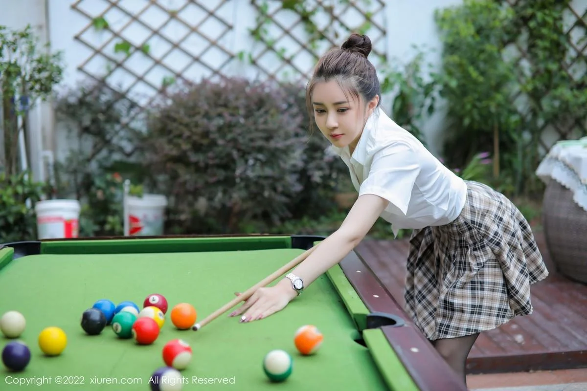 凯竹姐姐绿色长裙配黑丝裤袜+性感白T恤配格子裙迷人写真 第 6 张