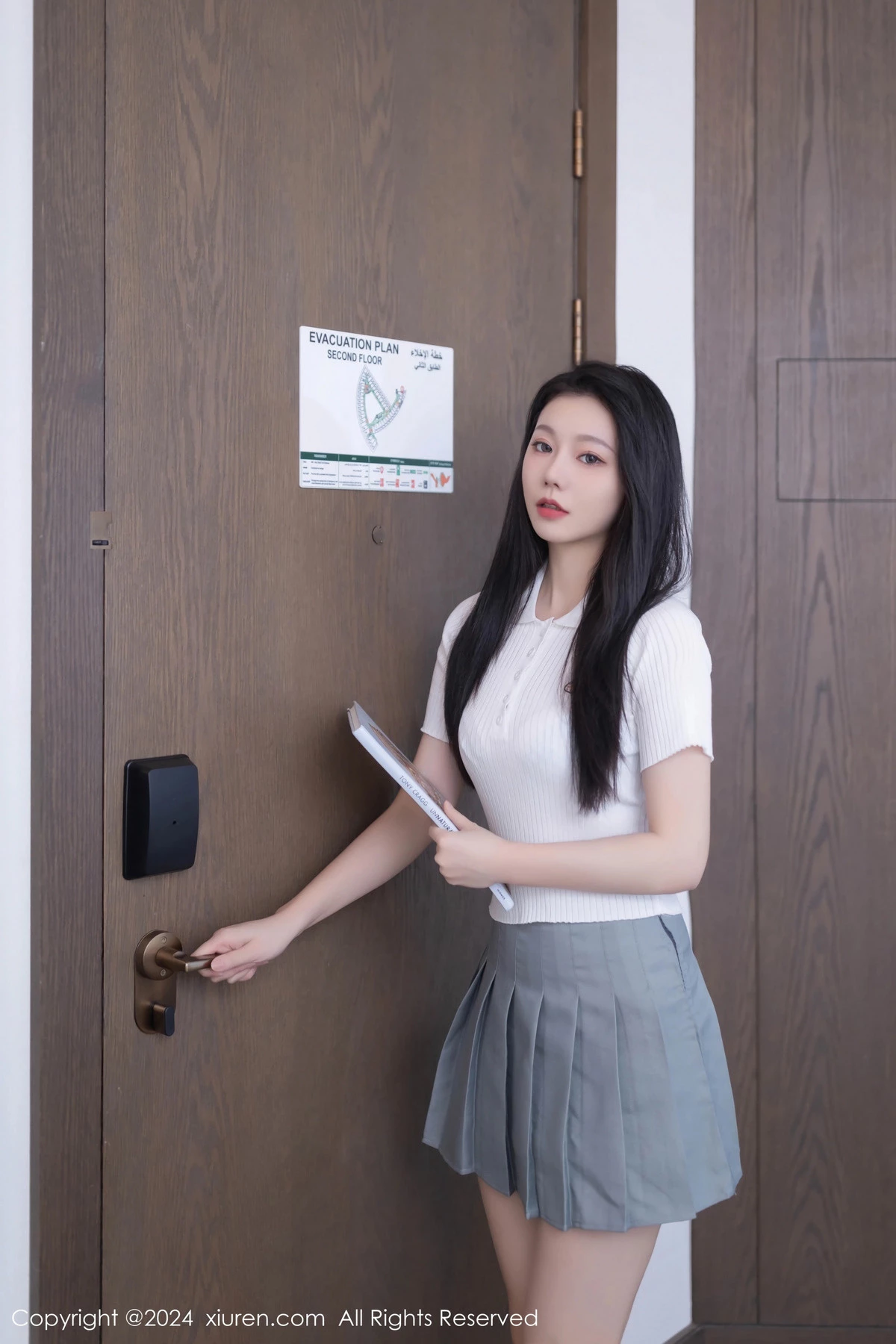 安然anran性感白色上衣配灰色短裙露蕾丝内衣撩人绝美写真 第 1 张