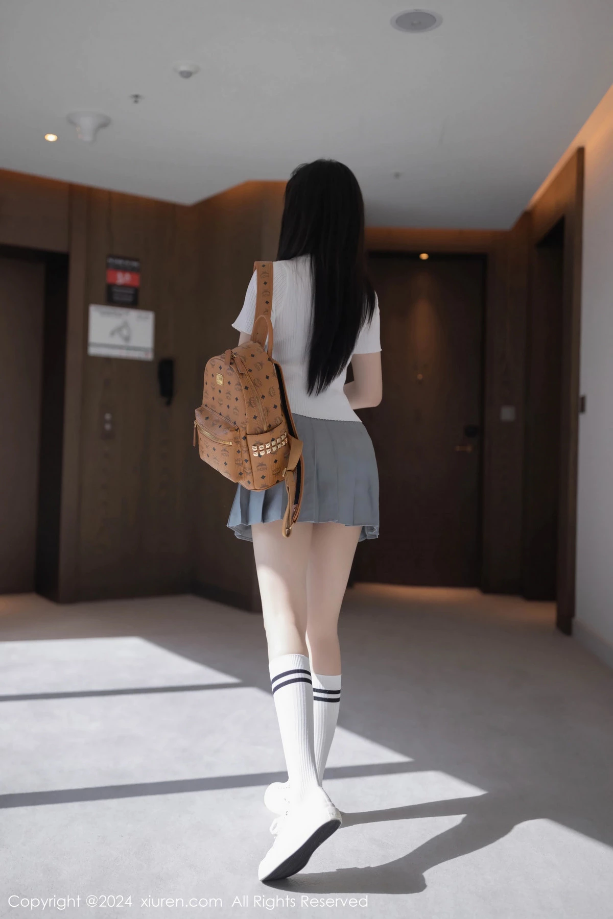 安然anran性感白色上衣配灰色短裙露蕾丝内衣撩人绝美写真 第 18 张