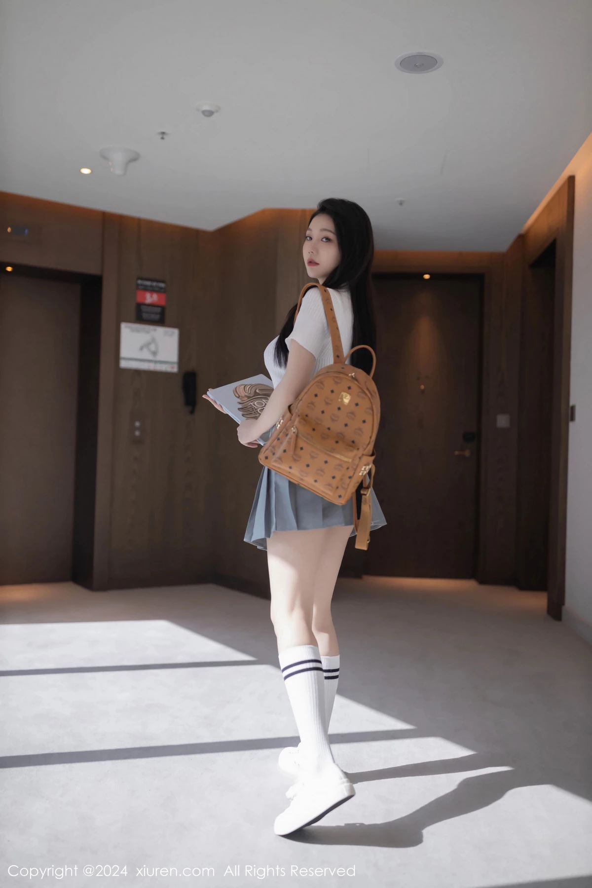 安然anran性感白色上衣配灰色短裙露蕾丝内衣撩人绝美写真 第 20 张