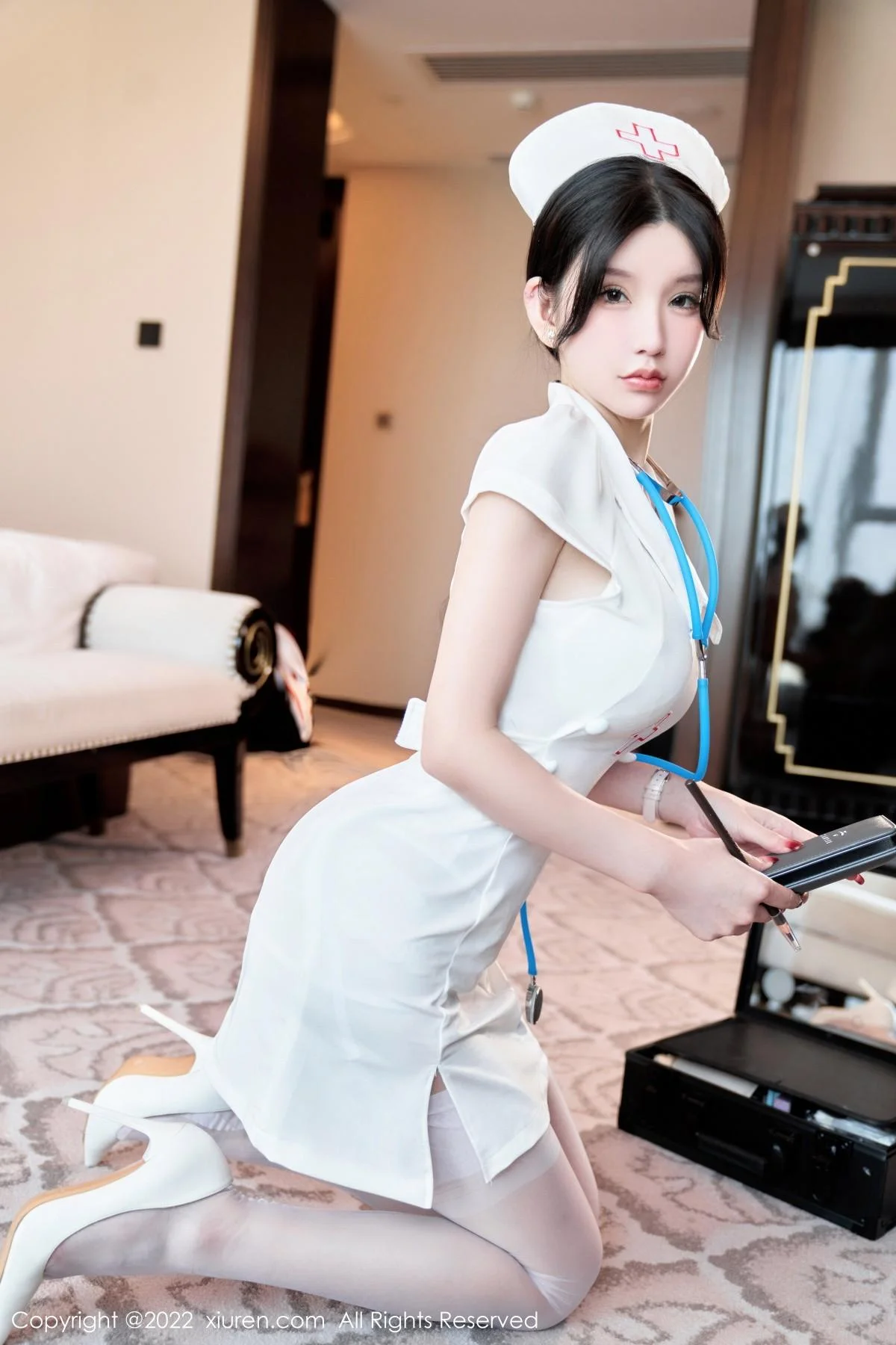 周于希Sally脱白色护士制服露性感内衣配白丝吊袜绝美写真 第 23 张