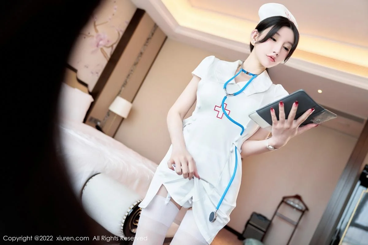周于希Sally脱白色护士制服露性感内衣配白丝吊袜绝美写真 第 25 张