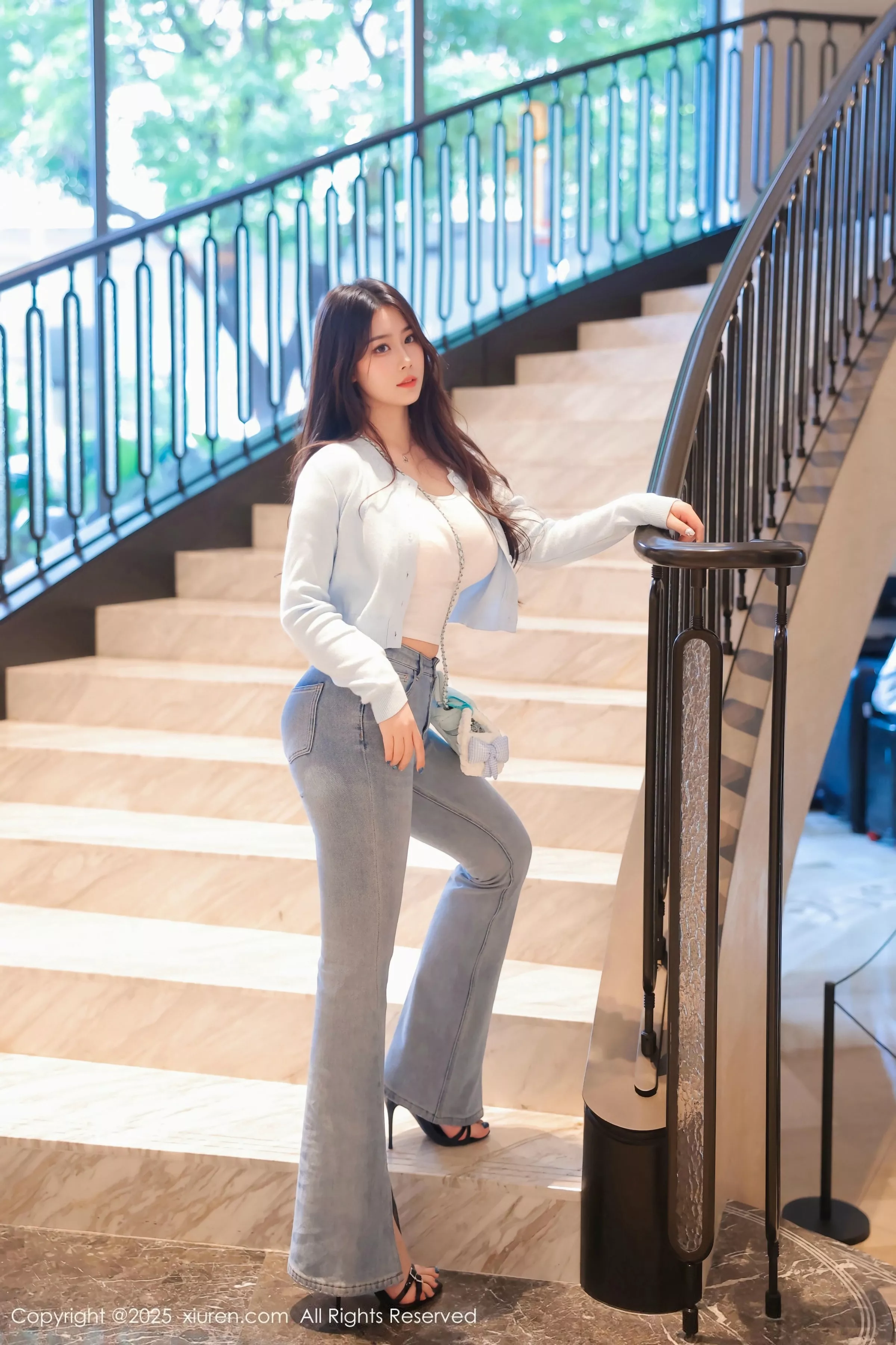 蛋蛋宝性感粉色内衣配牛仔裤露超薄黑丝秀丰腴身材绝美写真 第 3 张