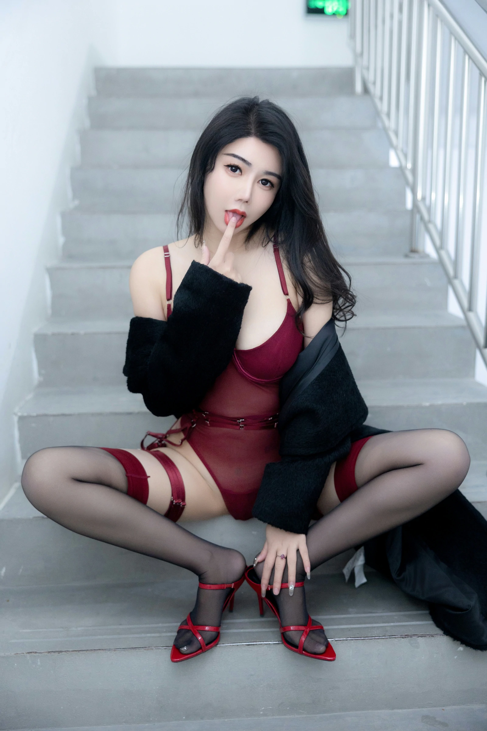 [秀人付费] 李若汐 诱人私拍福利 红色情趣 第 18 张