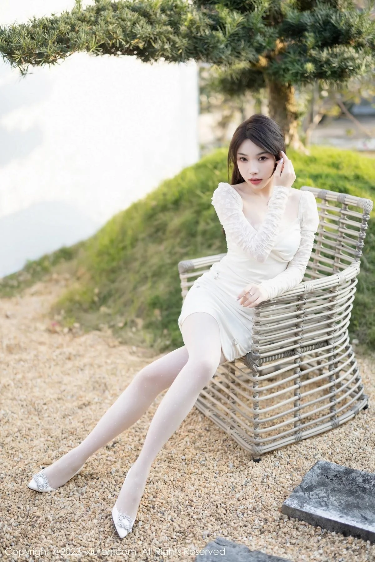 徐莉芝白色连身裙+黑色轻透薄纱连体衣秀曼妙身姿绝美写真 第 3 张