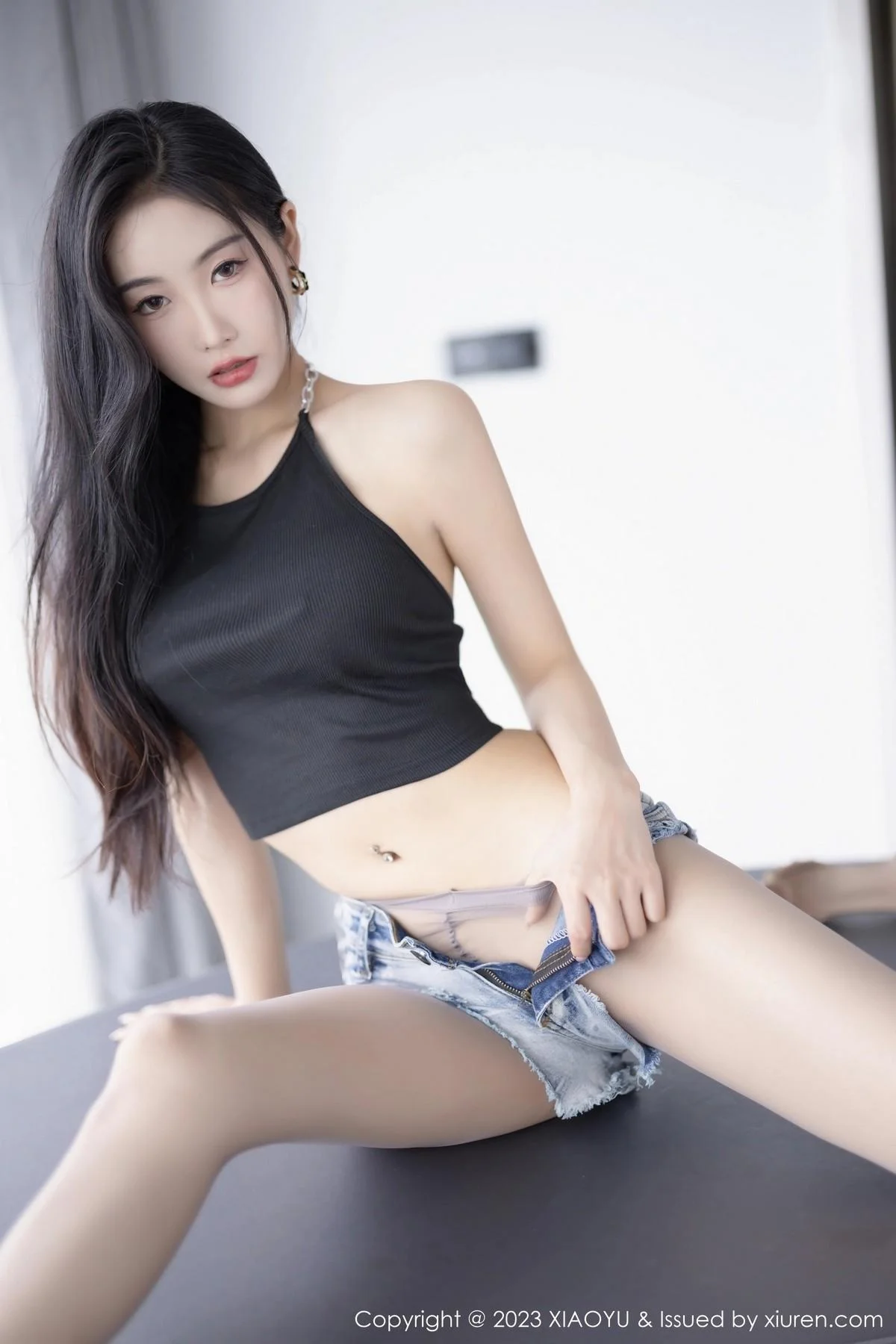 苏苏阿黑色上衣配超短牛仔裤超薄灰丝秀曼妙身姿绝美写真 第 100 张