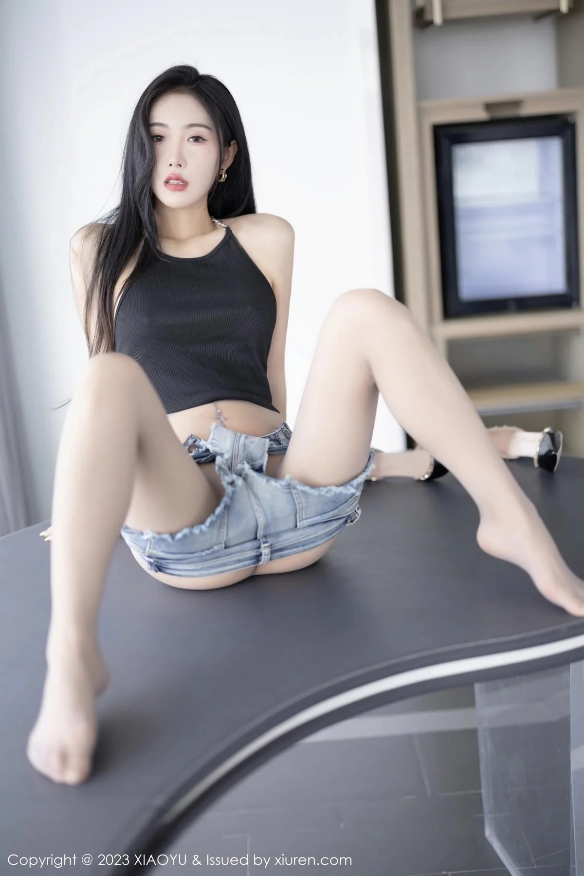 苏苏阿黑色上衣配超短牛仔裤超薄灰丝秀曼妙身姿绝美写真 第 104 张