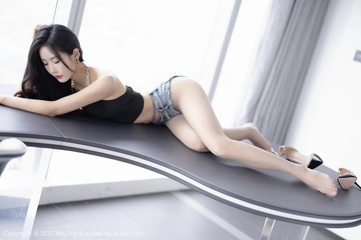 苏苏阿黑色上衣配超短牛仔裤超薄灰丝秀曼妙身姿绝美写真 第 92 张