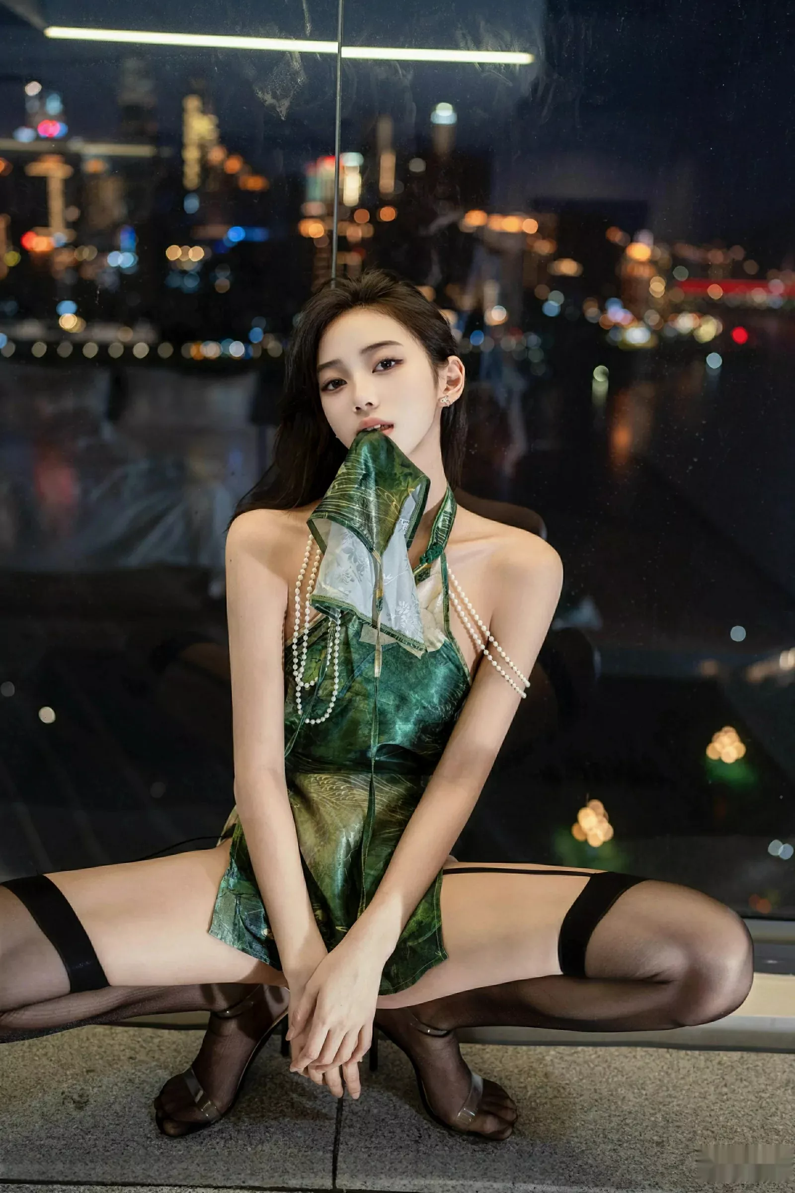 时安安性感绿色情趣内衣配黑丝吊袜秀柔美身姿绝美写真 第 60 张