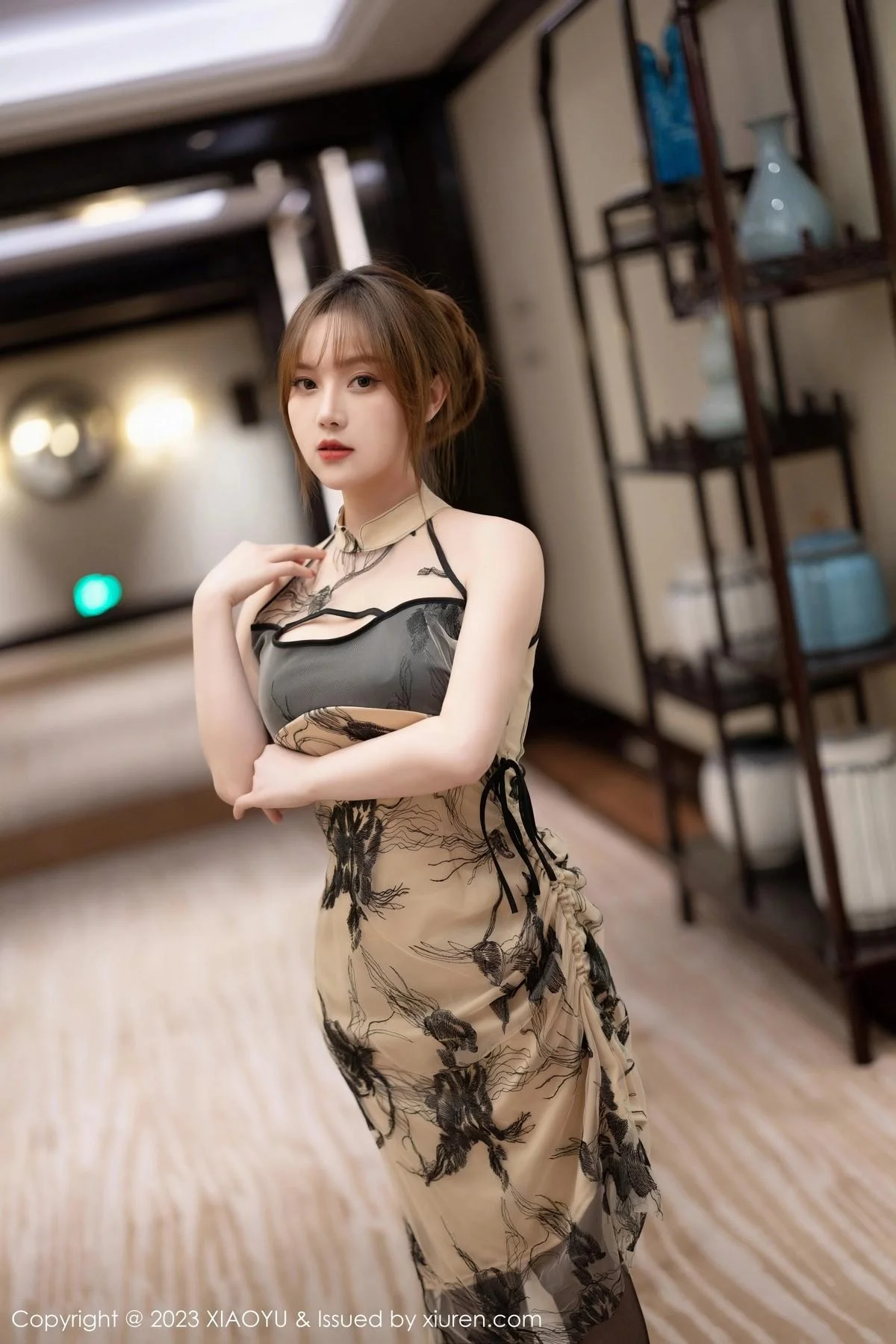 豆瓣酱脱连身长裙露性感黑色蕾丝内衣配黑丝吊袜绝美写真 第 2 张