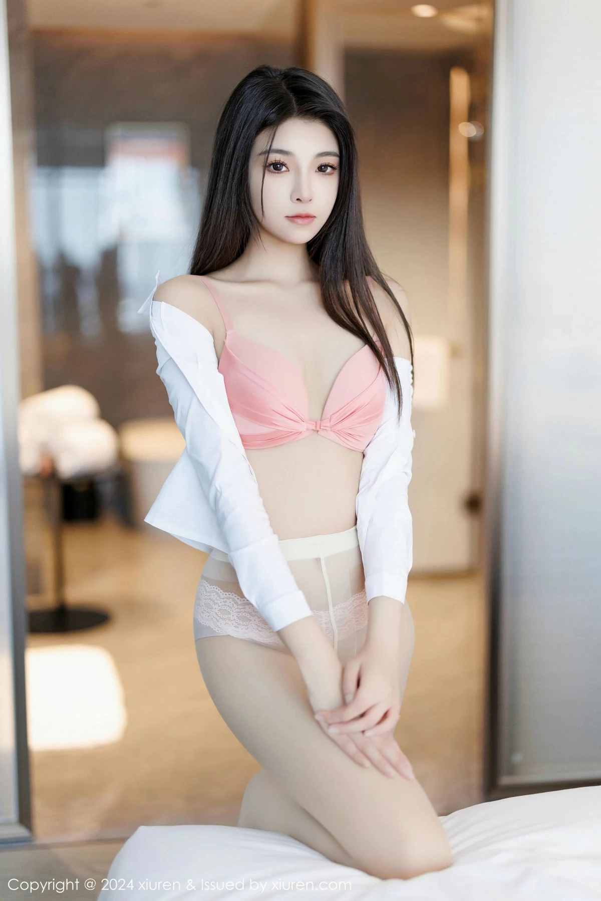 初梦瑶性感白T露粉红色内衣配超薄肉丝秀完美身材绝美写真 第 107 张