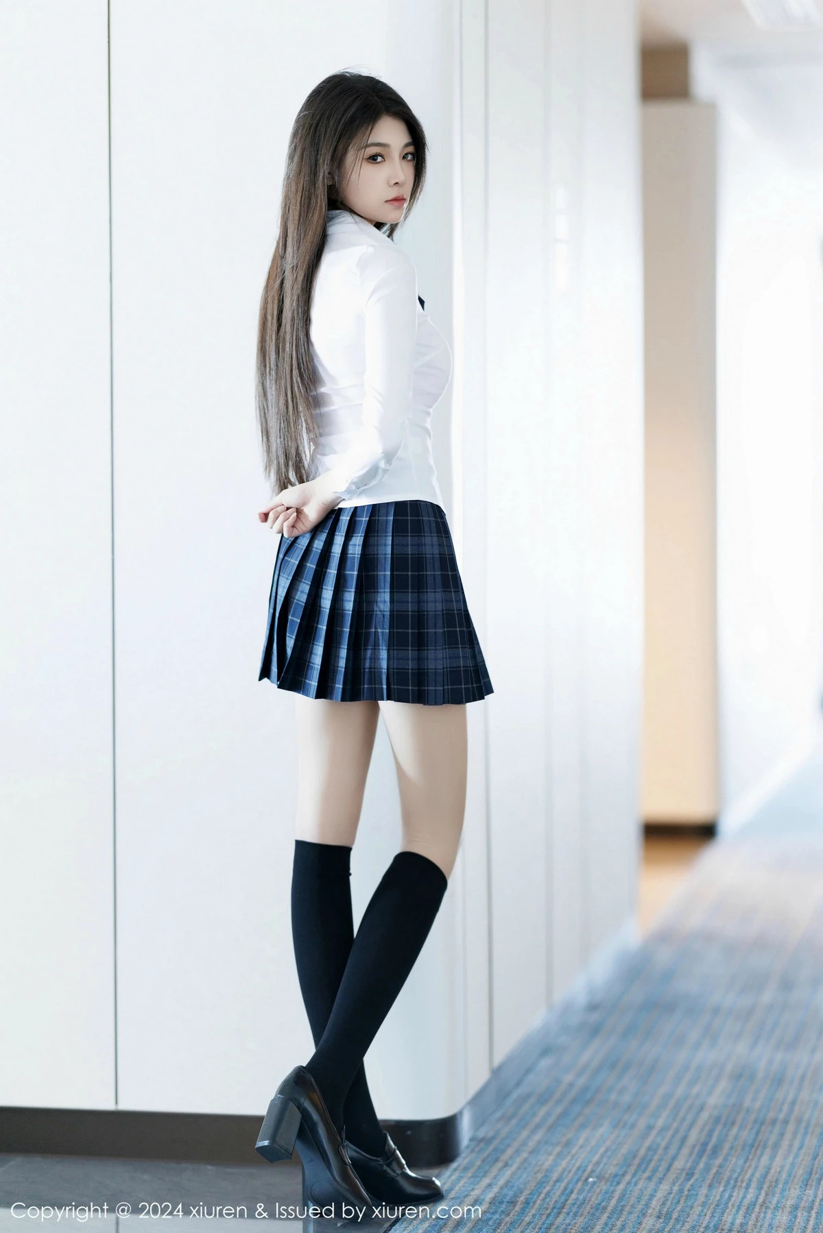 初梦瑶性感白T露粉红色内衣配超薄肉丝秀完美身材绝美写真 第 4 张