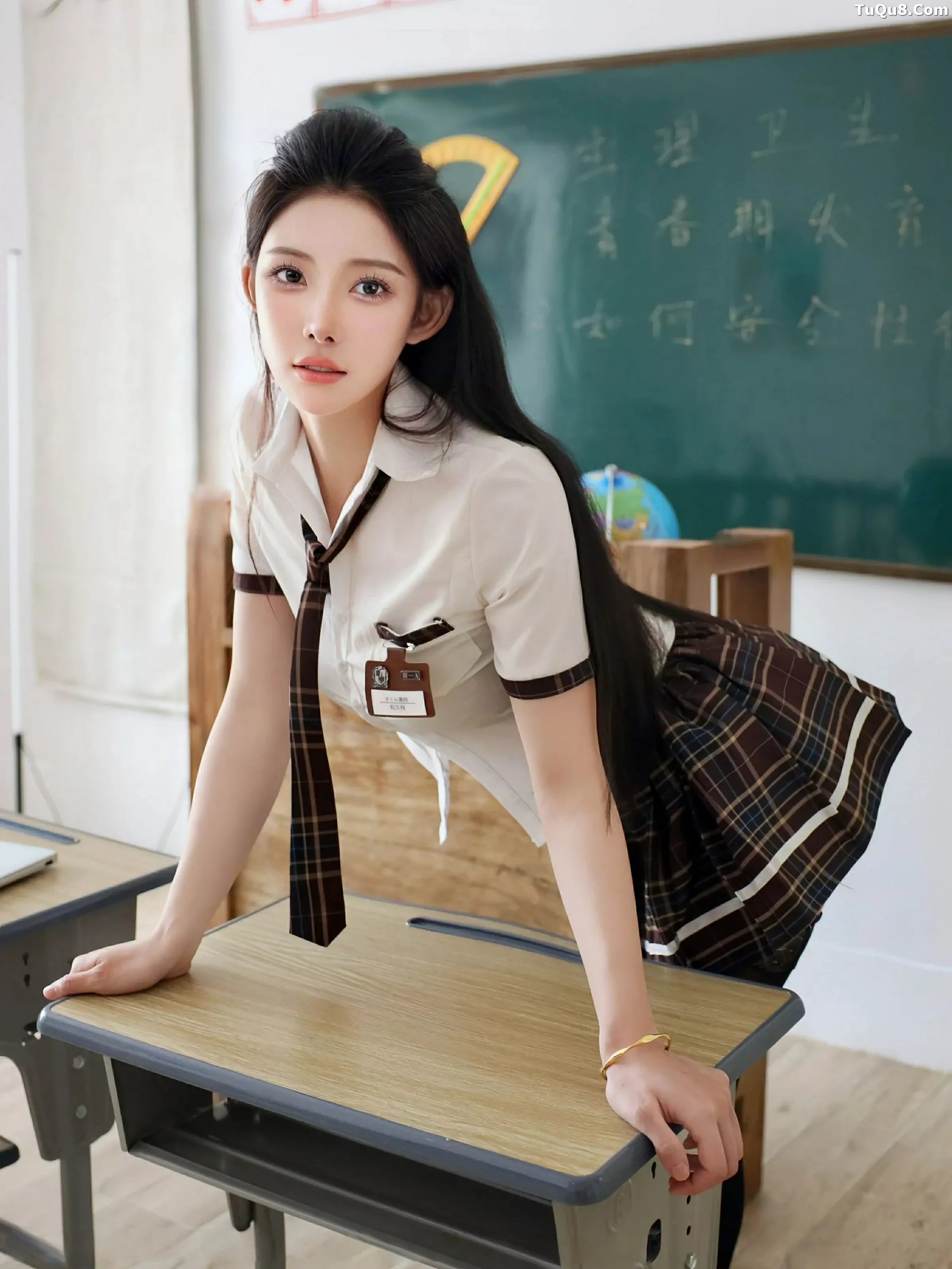 梨霜儿性感学妹制服露黑色内衣配黑丝袜秀凹凸身材绝美写真 第 10 张