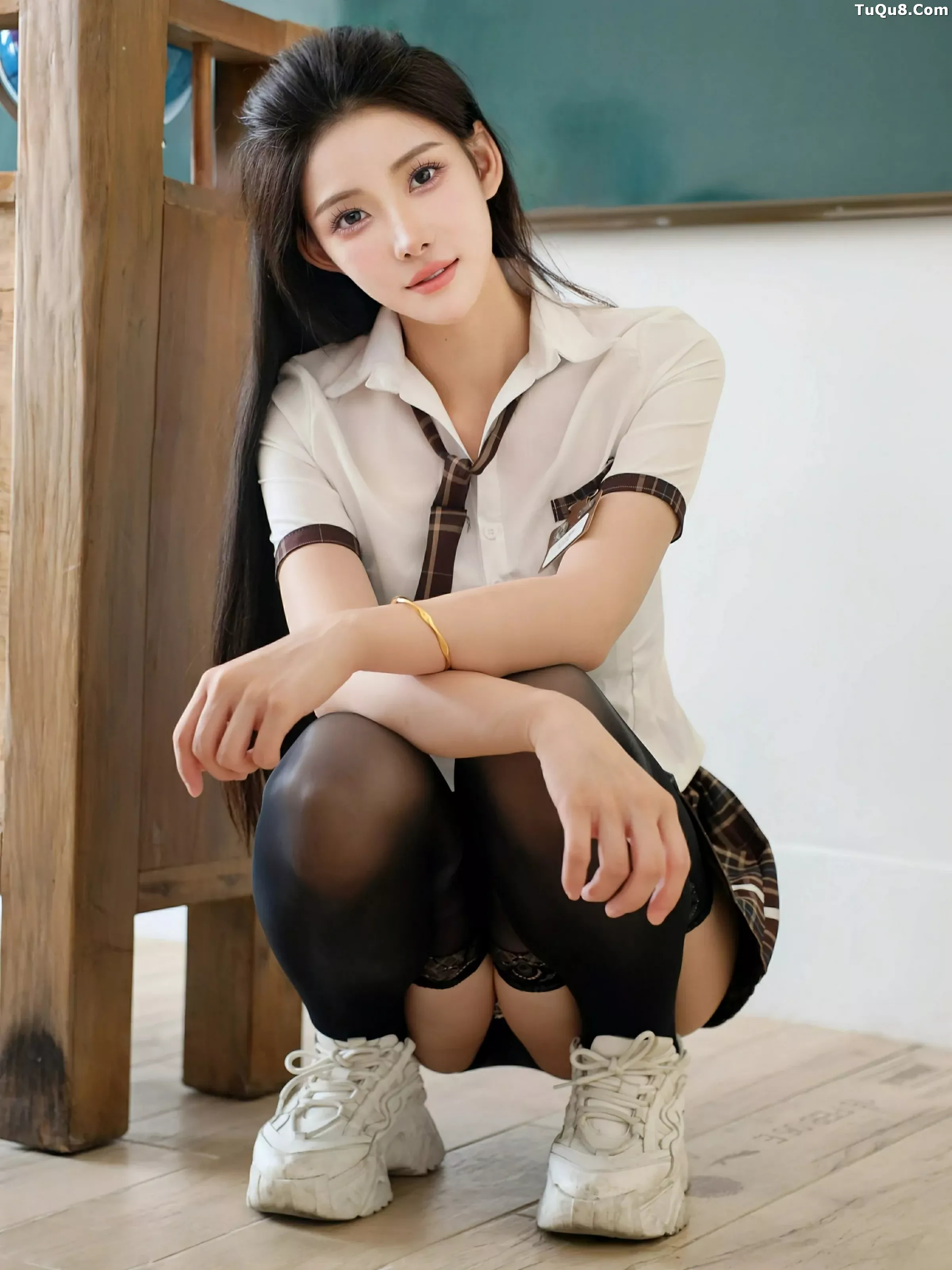 梨霜儿性感学妹制服露黑色内衣配黑丝袜秀凹凸身材绝美写真 第 2 张
