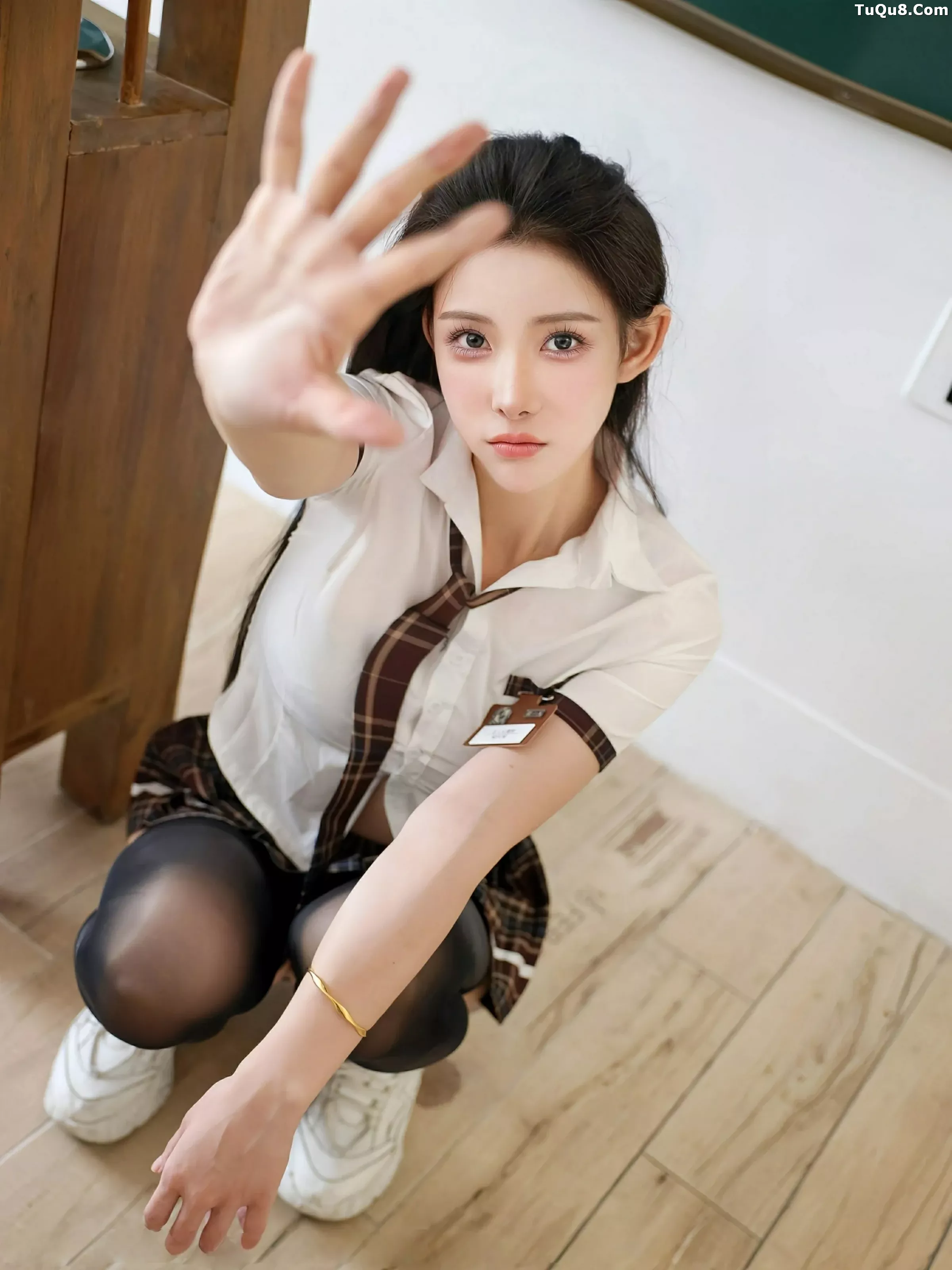 梨霜儿性感学妹制服露黑色内衣配黑丝袜秀凹凸身材绝美写真 第 20 张
