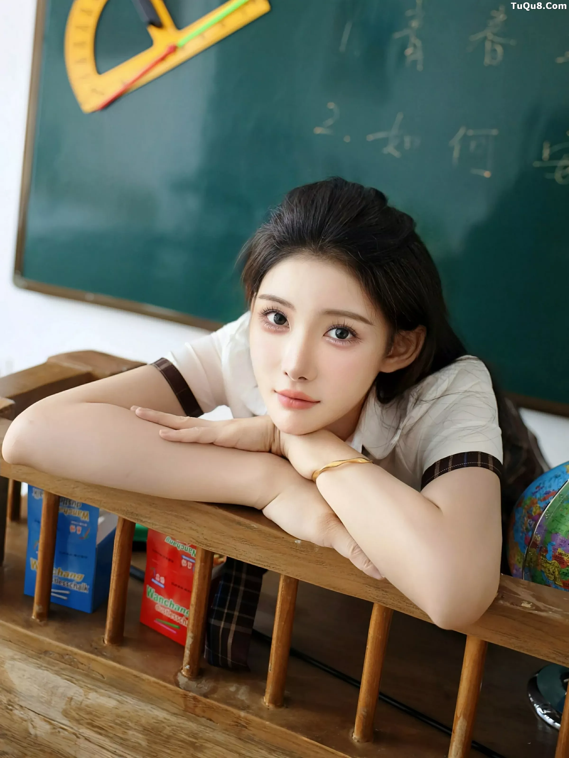 梨霜儿性感学妹制服露黑色内衣配黑丝袜秀凹凸身材绝美写真 第 36 张