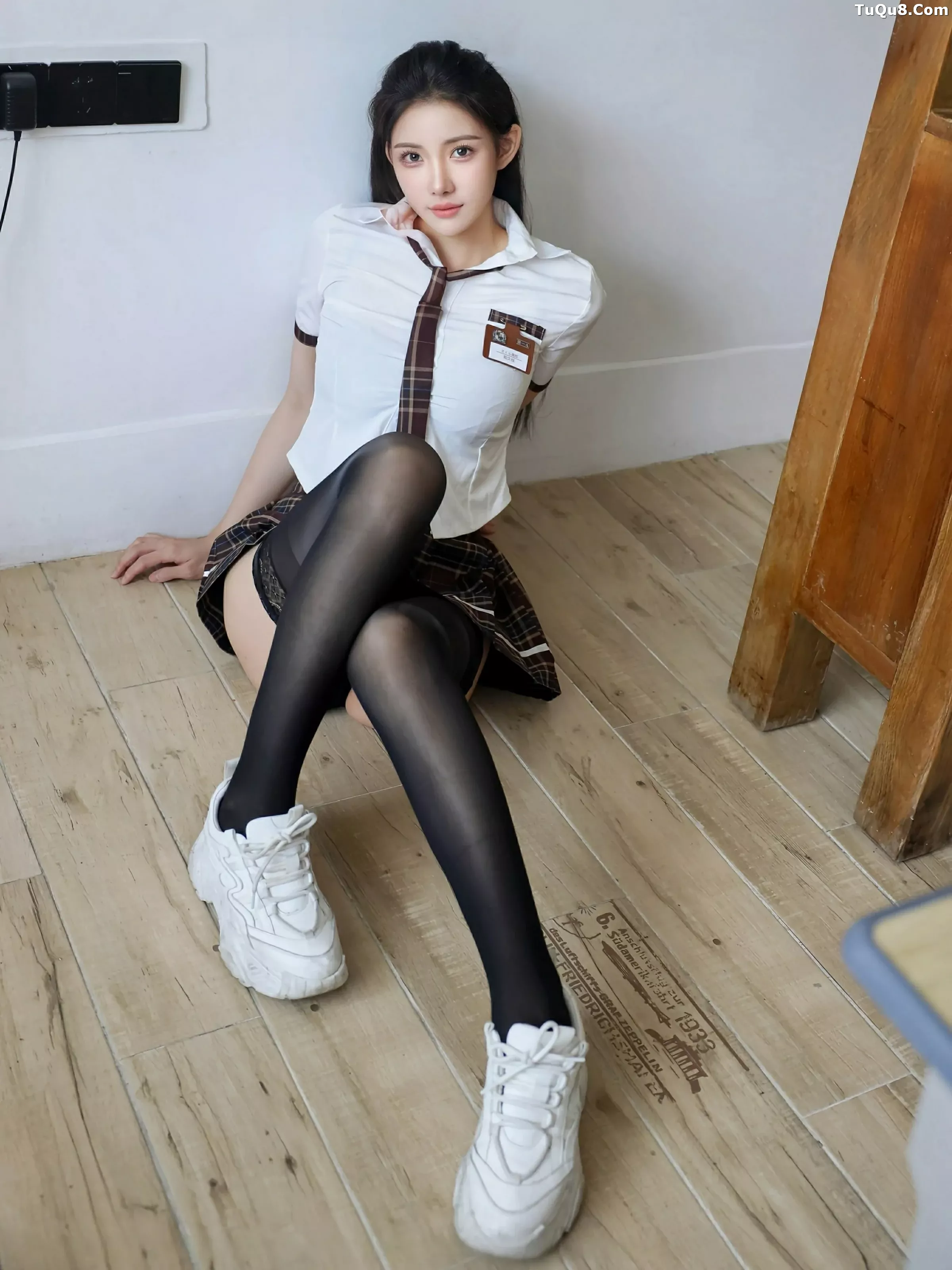 梨霜儿性感学妹制服露黑色内衣配黑丝袜秀凹凸身材绝美写真 第 43 张