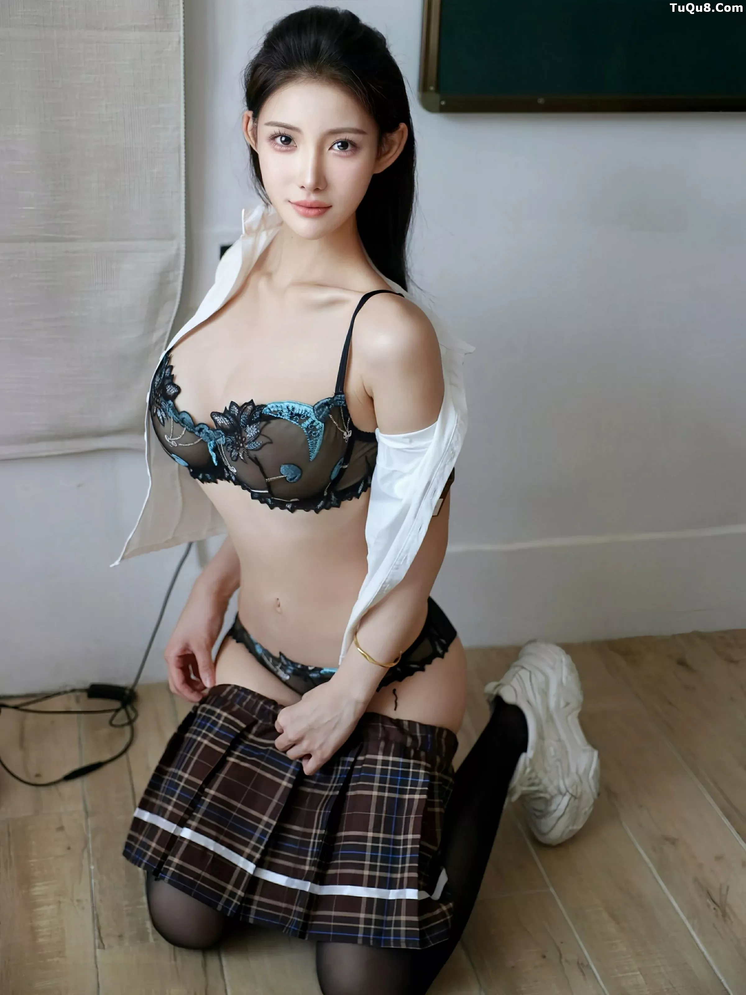 梨霜儿性感学妹制服露黑色内衣配黑丝袜秀凹凸身材绝美写真 第 54 张