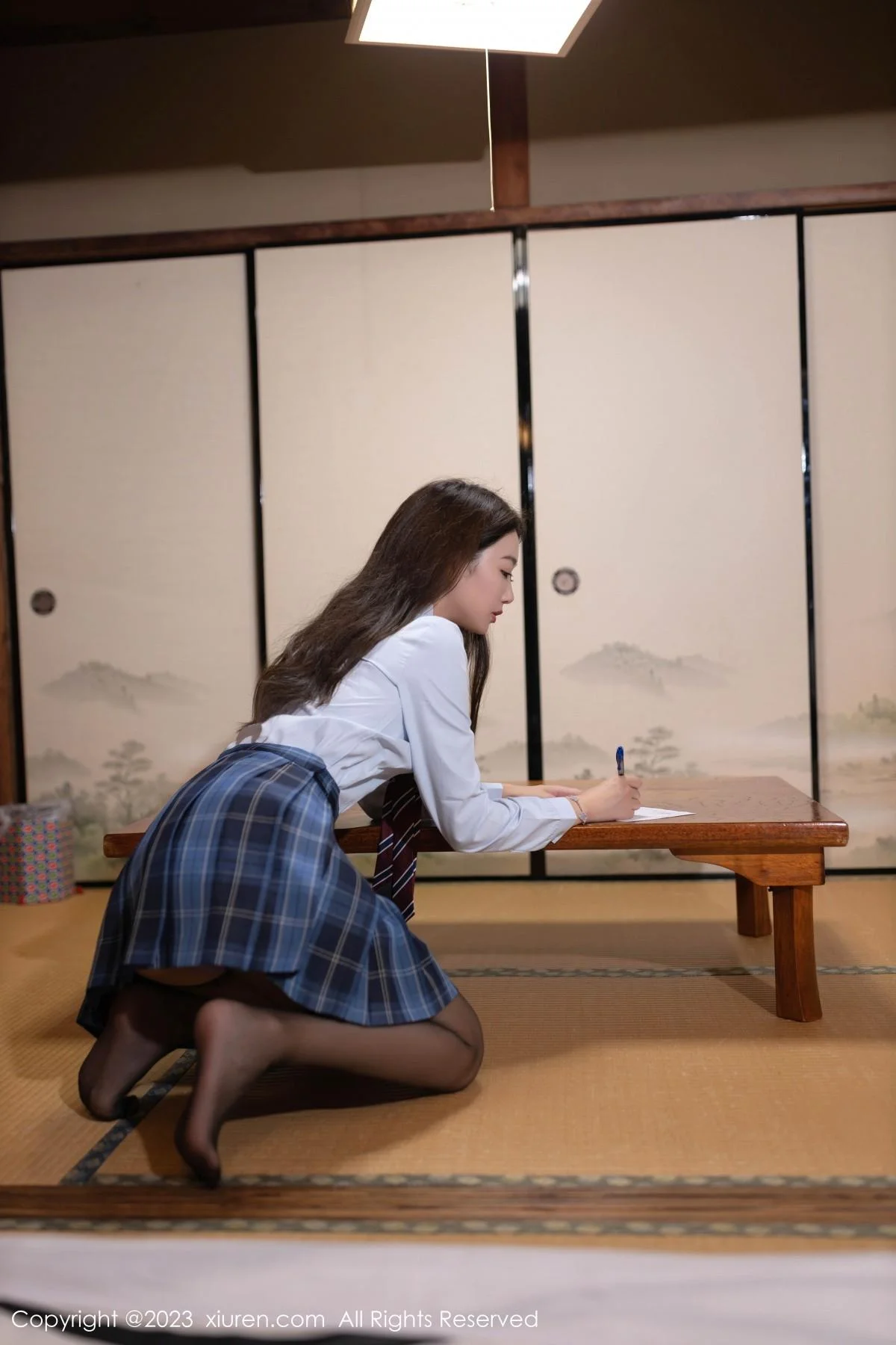 唐安琪性感白T配格子裙露紫色蕾丝内衣秀完美身材绝美写真 第 8 张