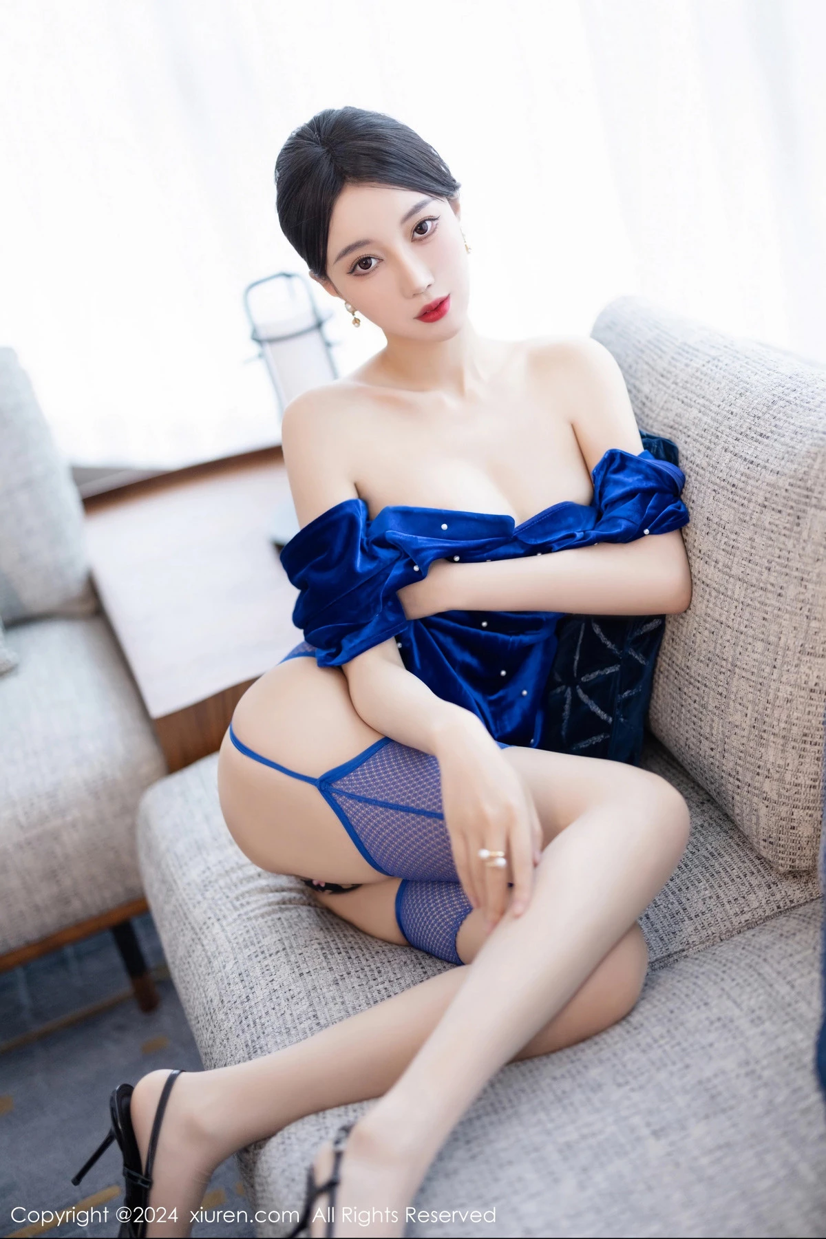 玥儿玥性感蓝短裙露黑色内衣配蓝丝吊袜秀曼妙身姿绝美写真 第 44 张