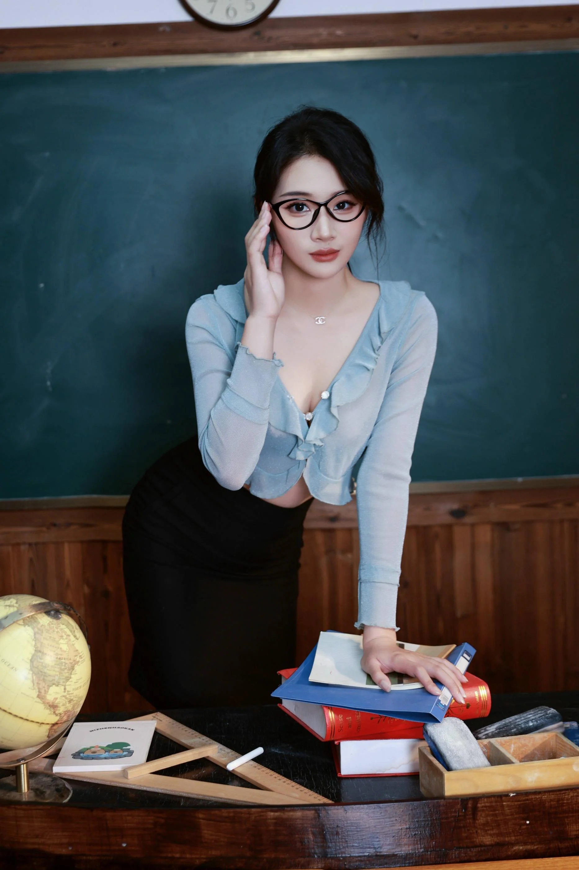 [秀人精选] 南乔 诱人私拍福利 性感女教师 第 3 张
