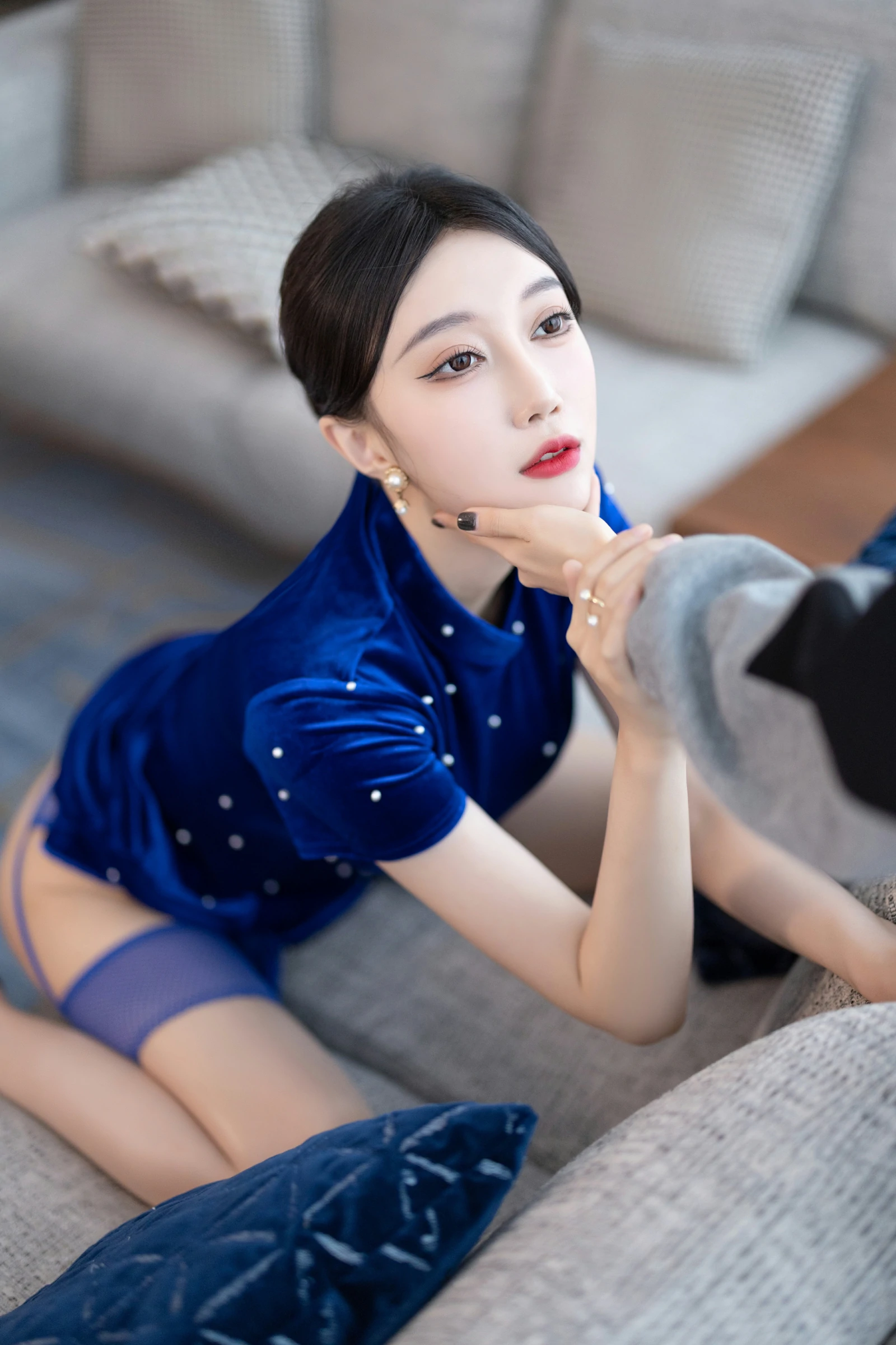 [秀人付费] 玥儿玥er 诱人私拍福利 蓝色短裙 第 32 张