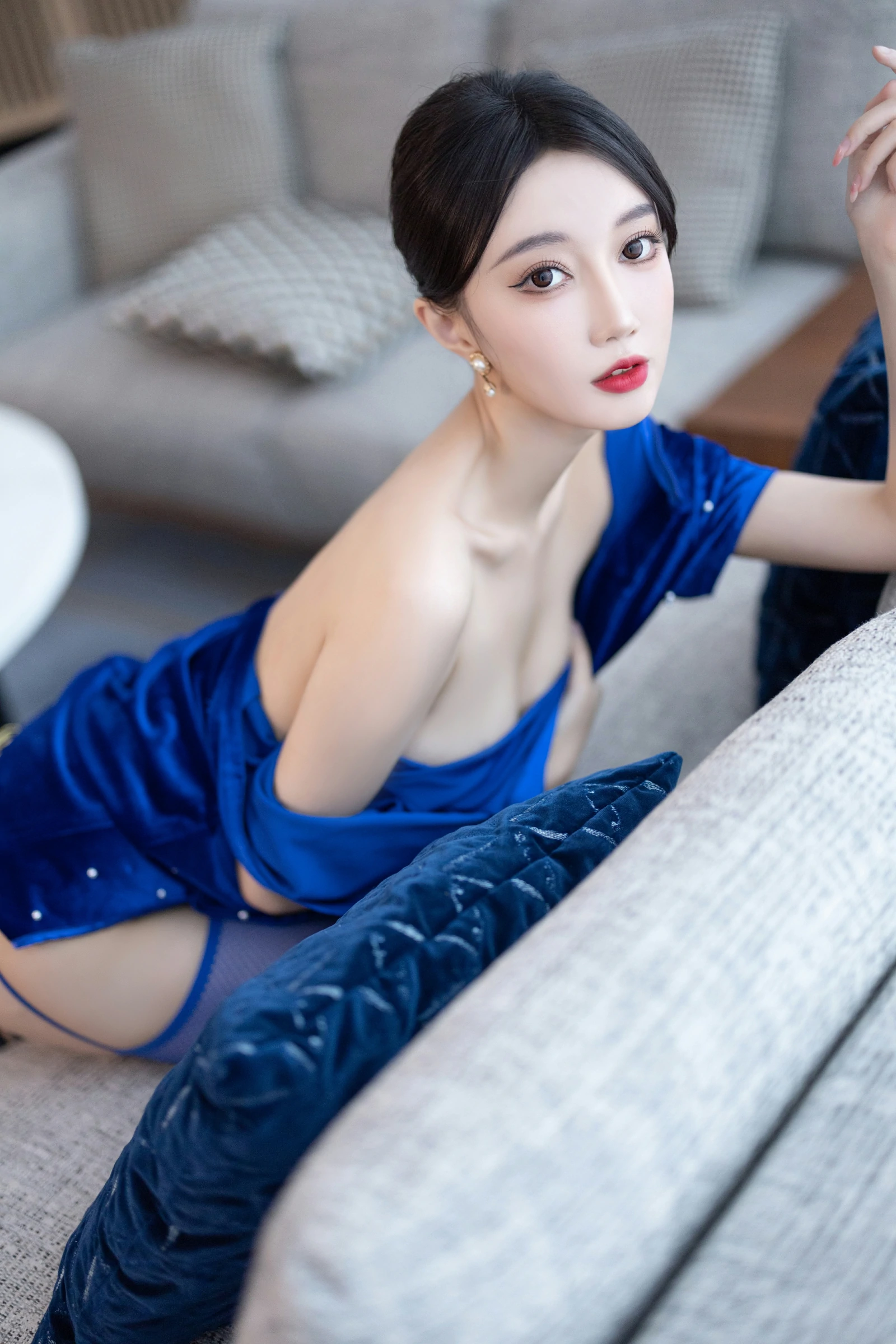[秀人付费] 玥儿玥er 诱人私拍福利 蓝色短裙 第 38 张