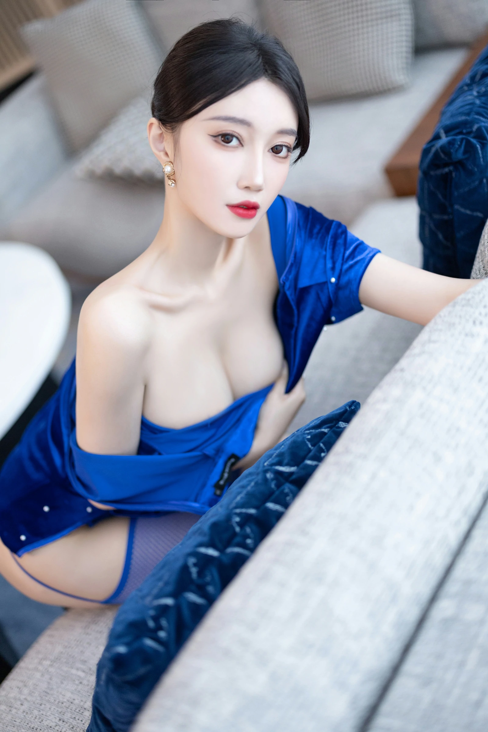 [秀人付费] 玥儿玥er 诱人私拍福利 蓝色短裙 第 39 张