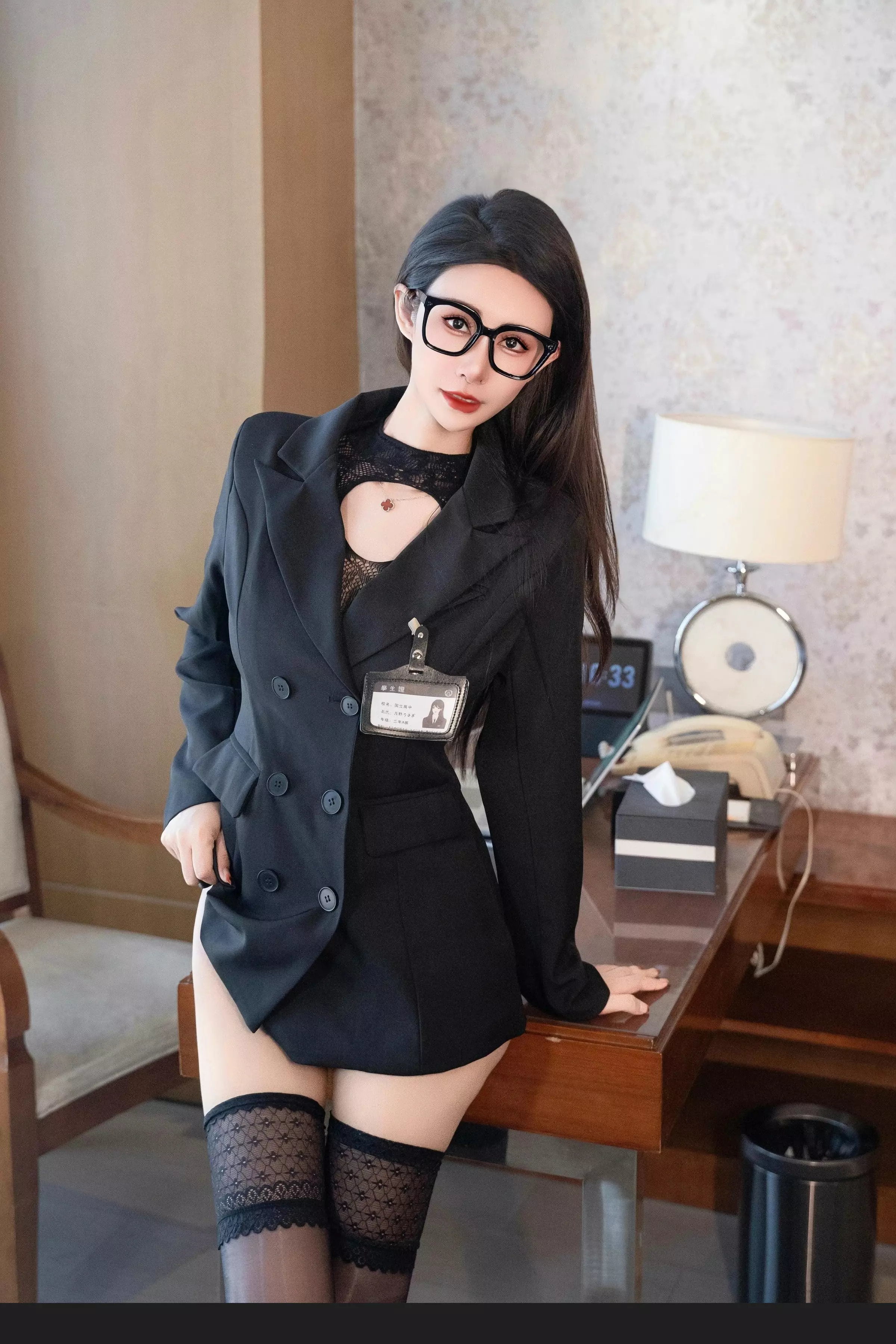 艺艺yiyi性感黑色蕾丝情趣连体衣配黑丝袜秀魔鬼身材绝美写真 第 20 张