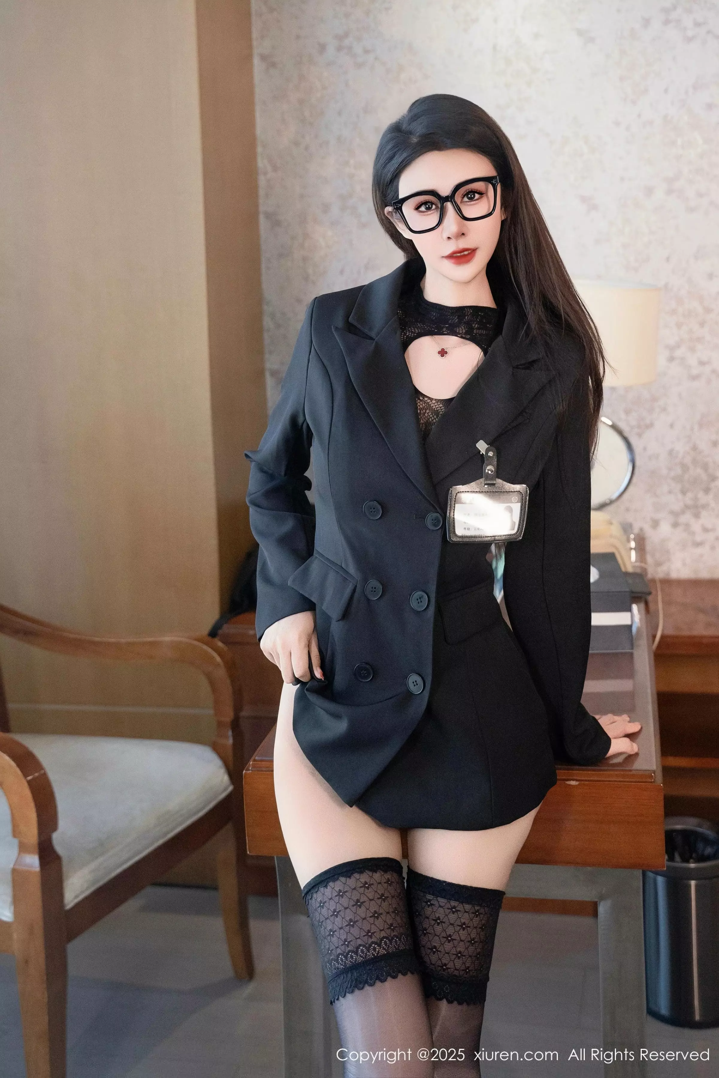 艺艺yiyi性感黑色蕾丝情趣连体衣配黑丝袜秀魔鬼身材绝美写真 第 22 张