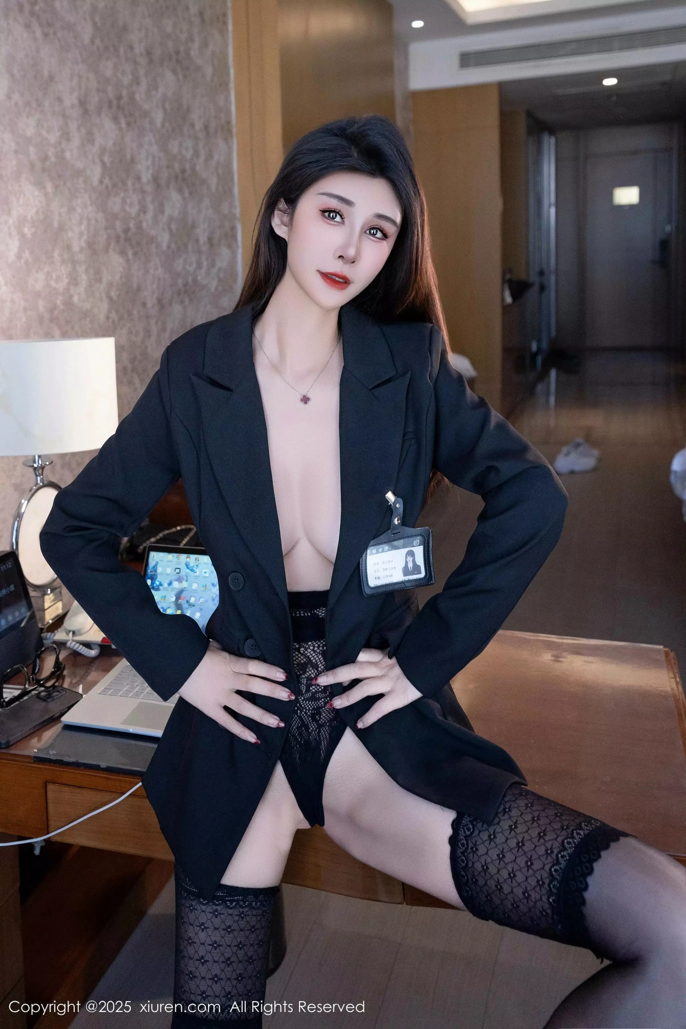 艺艺yiyi性感黑色蕾丝情趣连体衣配黑丝袜秀魔鬼身材绝美写真 第 8 张