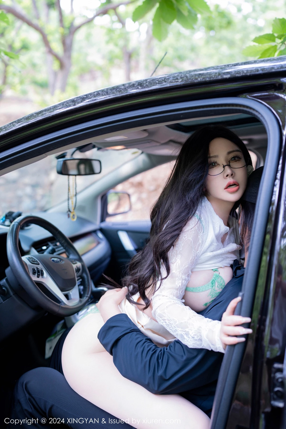潘思沁汽车场景性感白色服饰露绿色内衣秀巨乳肥臀绝美写真 第 109 张