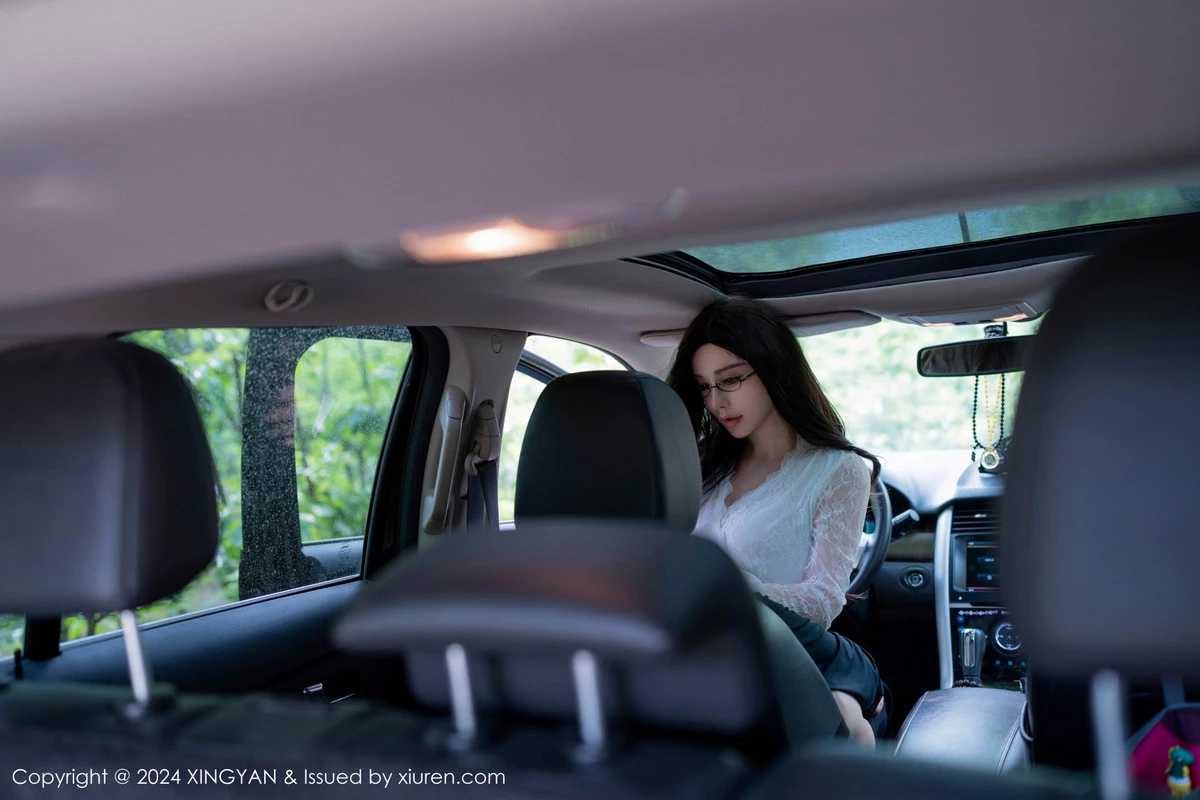 潘思沁汽车场景性感白色服饰露绿色内衣秀巨乳肥臀绝美写真 第 112 张