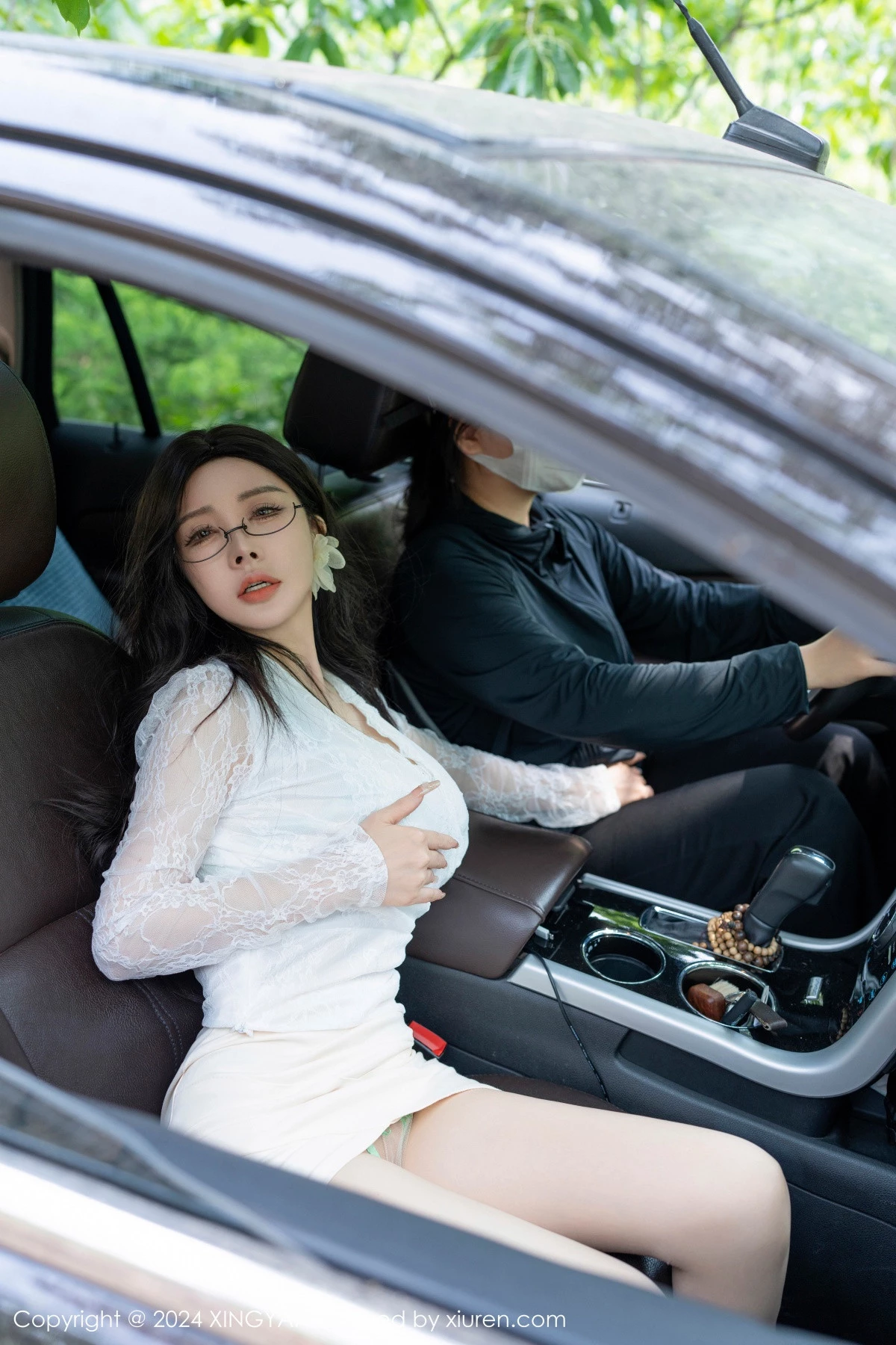 潘思沁汽车场景性感白色服饰露绿色内衣秀巨乳肥臀绝美写真 第 12 张