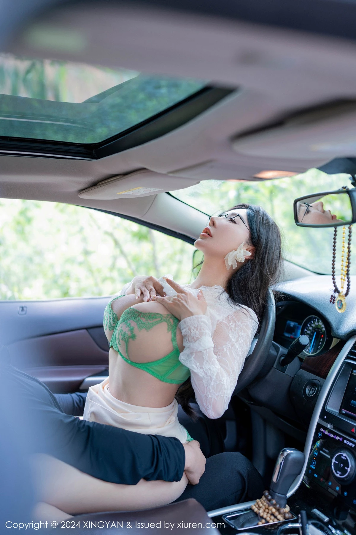 潘思沁汽车场景性感白色服饰露绿色内衣秀巨乳肥臀绝美写真 第 124 张