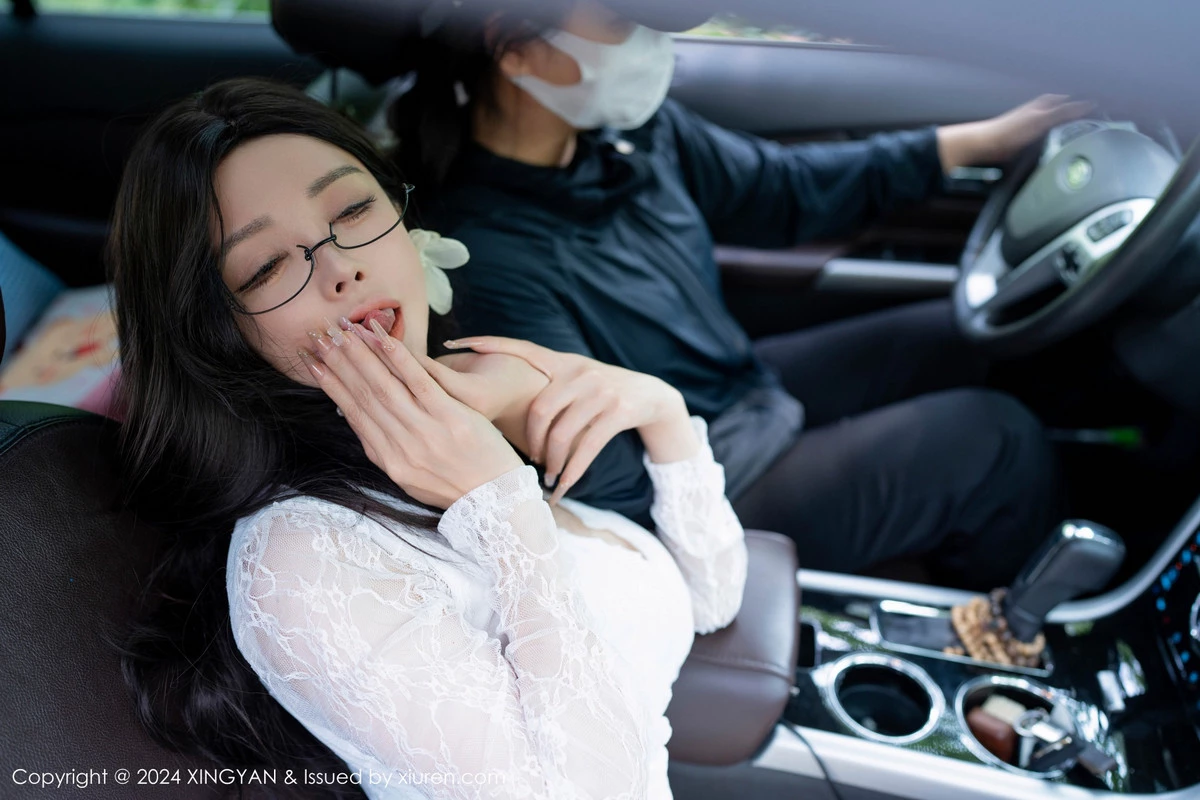 潘思沁汽车场景性感白色服饰露绿色内衣秀巨乳肥臀绝美写真 第 21 张