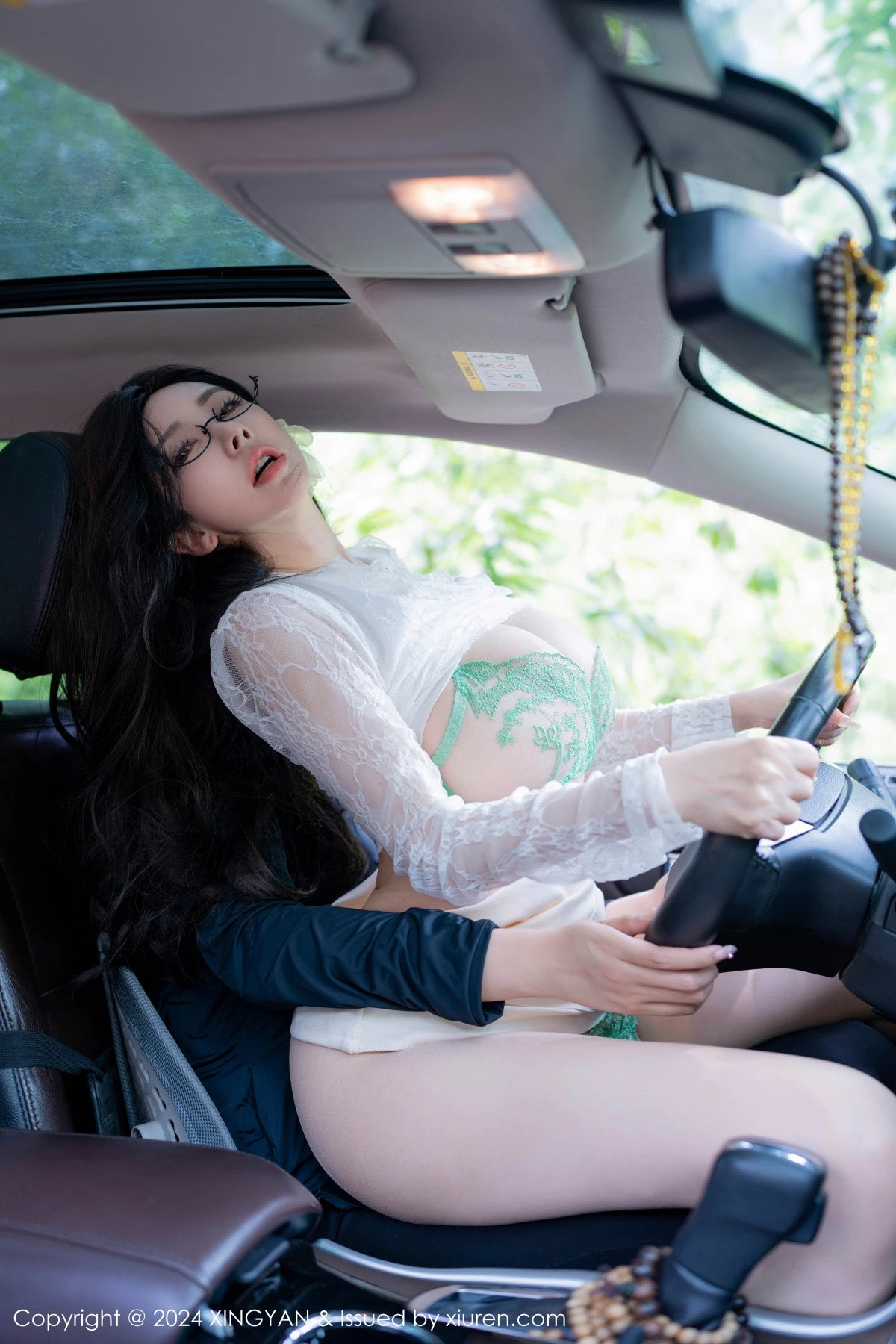 潘思沁汽车场景性感白色服饰露绿色内衣秀巨乳肥臀绝美写真 第 79 张
