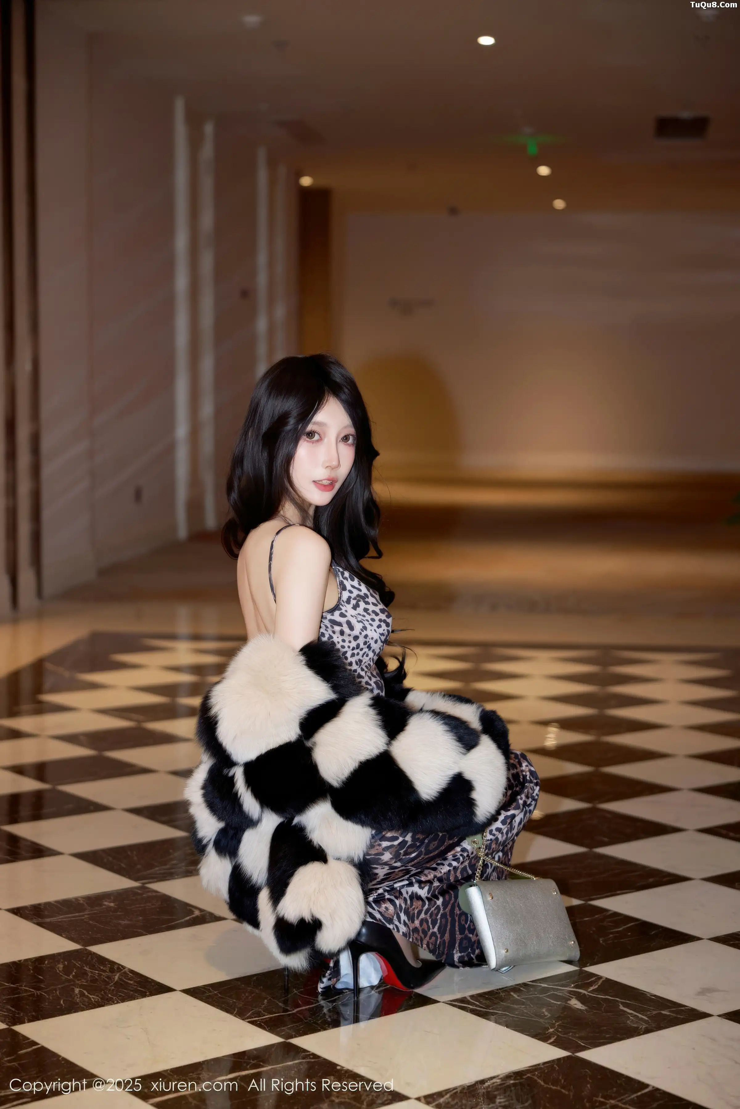 玥儿玥er性感豹纹吊带短裙配超薄黑丝秀曼妙身姿绝美写真 第 18 张