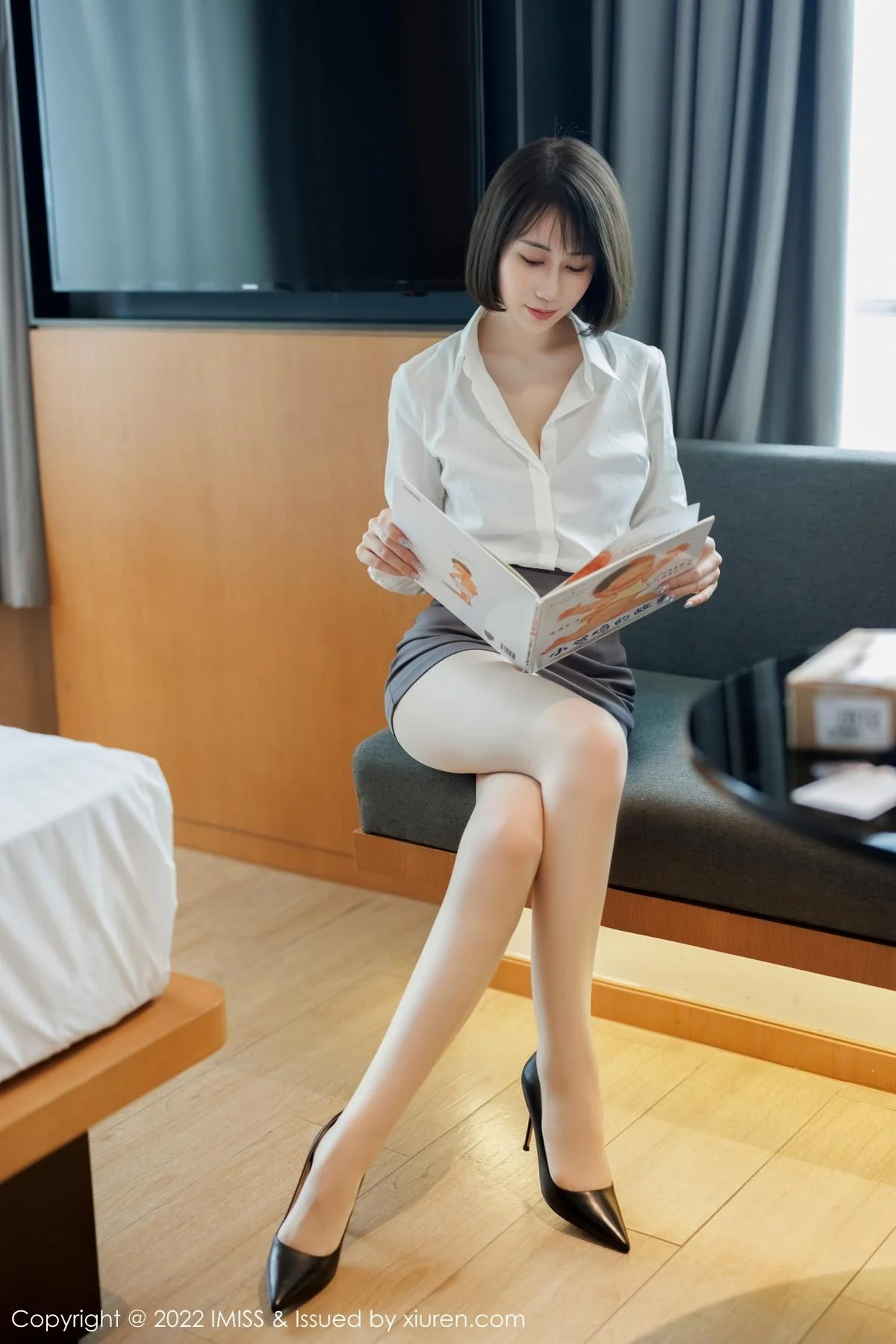 瑞妤性感白T配灰色短裙露紫色内衣超薄肉丝迷人写真 第 1 张