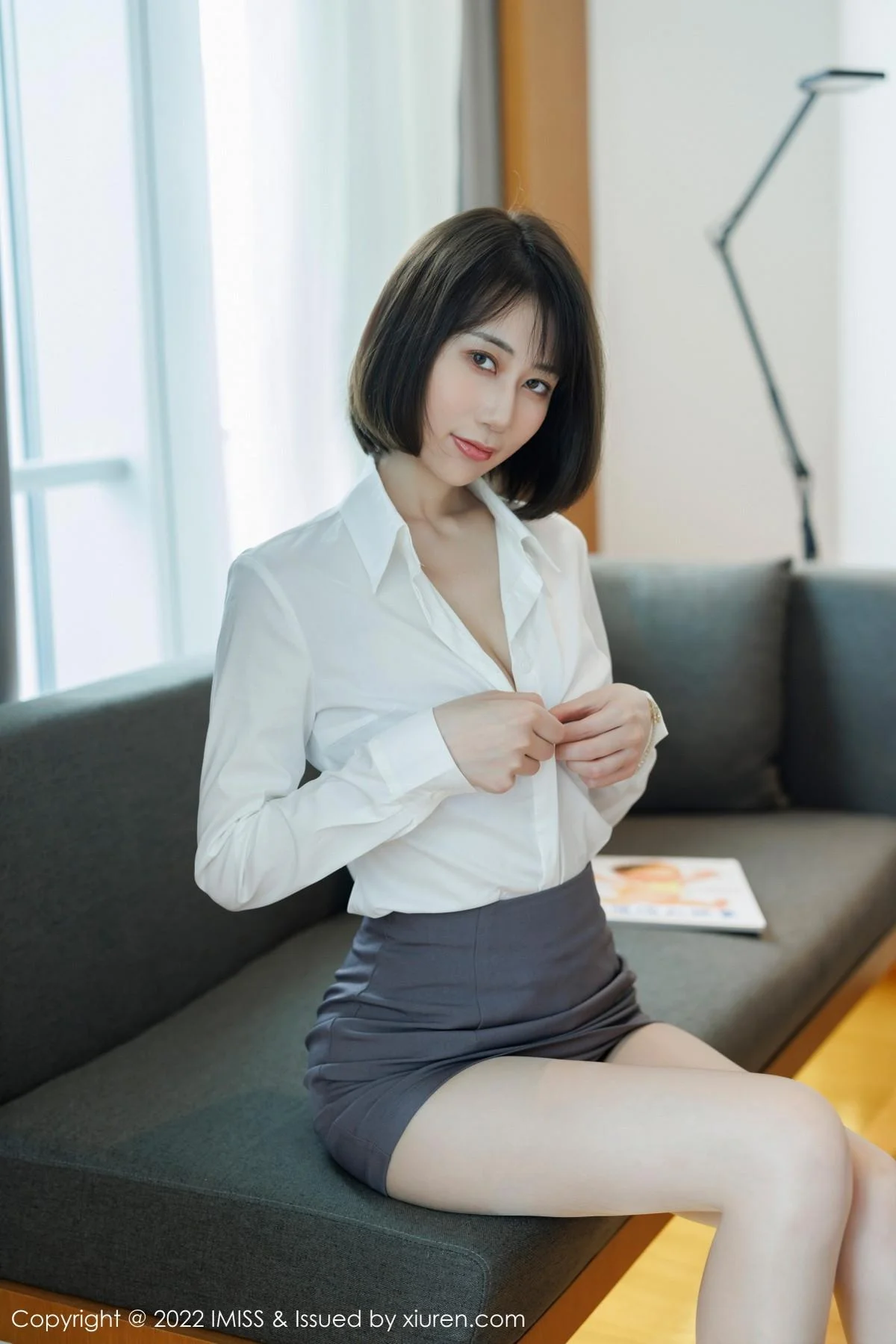 瑞妤性感白T配灰色短裙露紫色内衣超薄肉丝迷人写真 第 11 张
